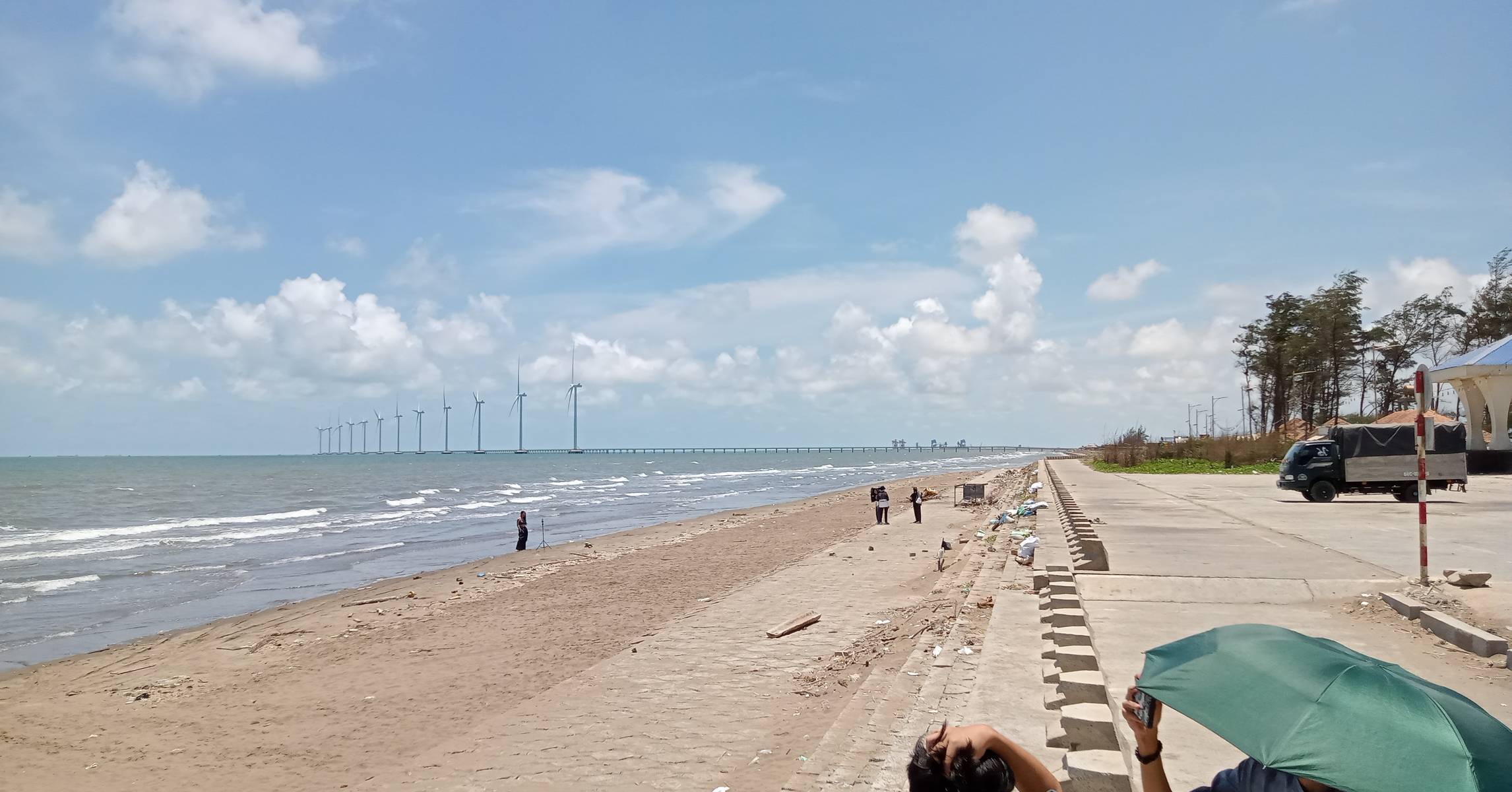 Bờ biển Ba Động Trà Vinh với dãy turbine điện gió ngoài khơi