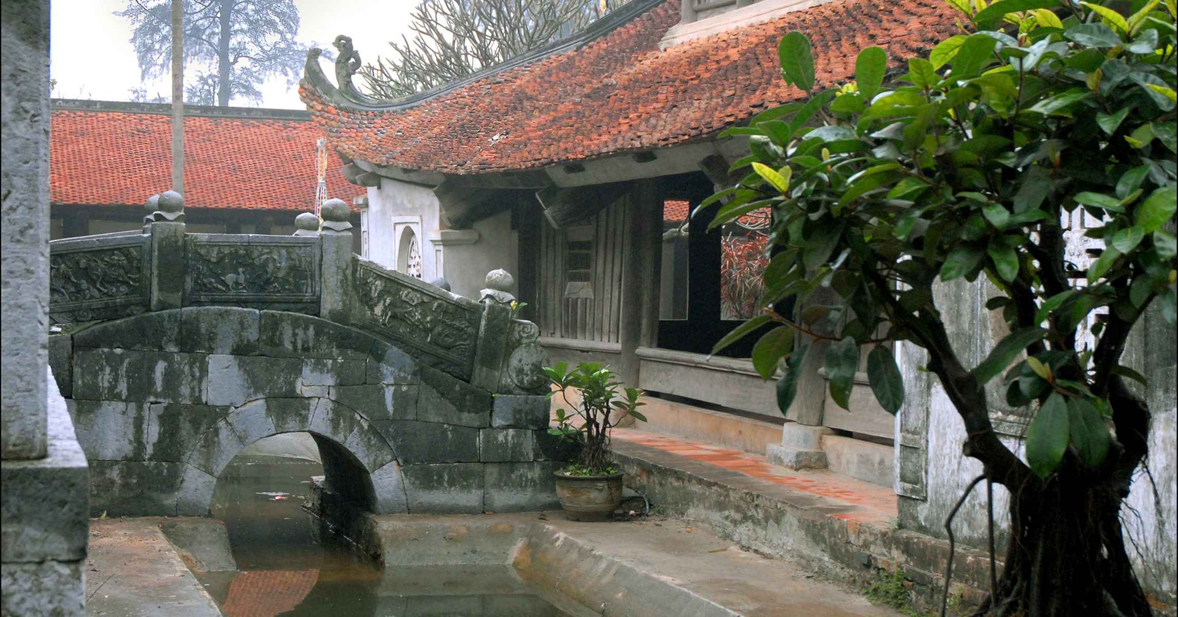 Cầu đá bán nguyệt trong sân chùa Bút Tháp, Bắc Ninh