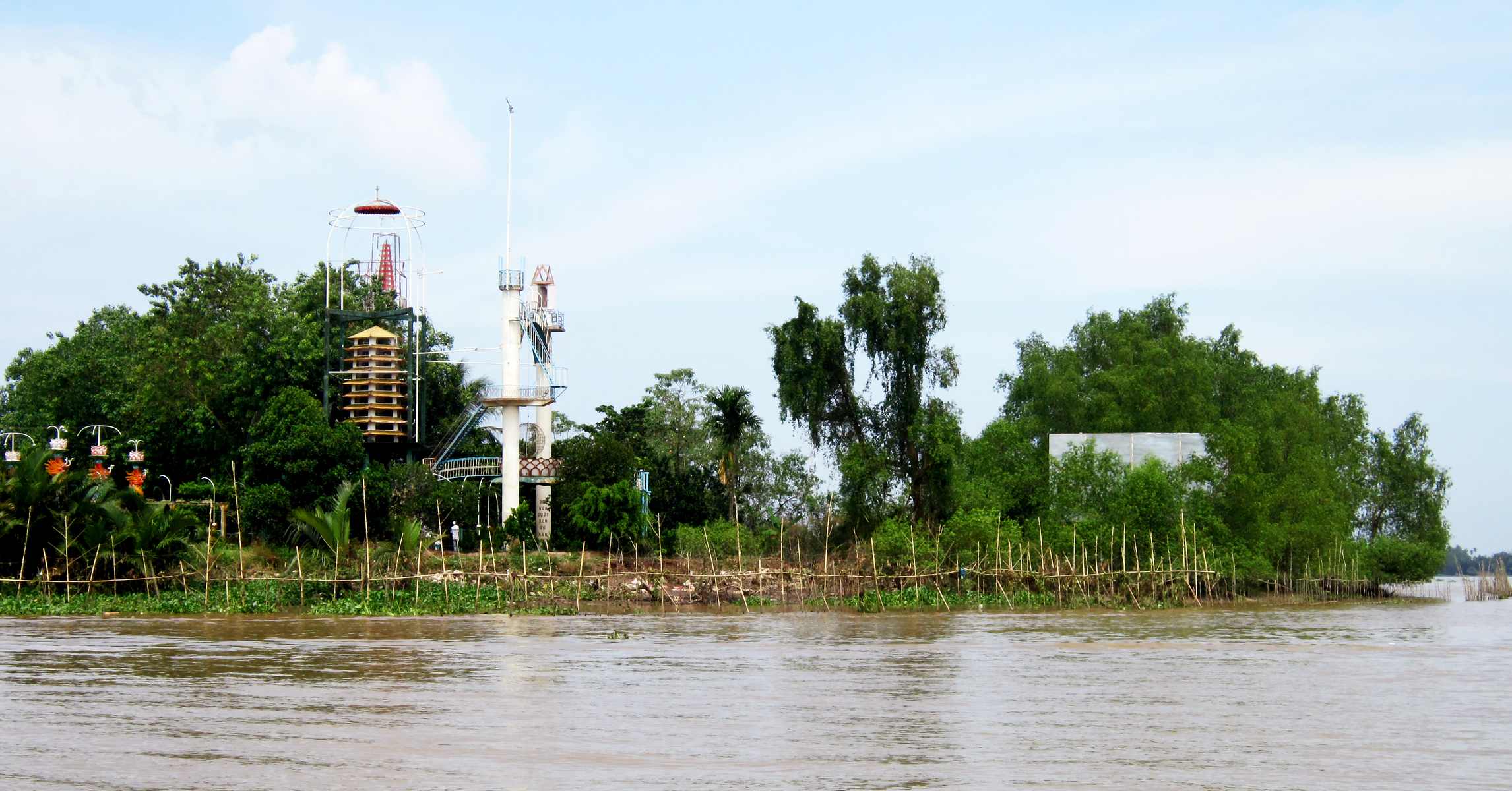 Toàn cảnh các tháp và công trình đạo Dừa nhìn từ sông Tiền, cồn Phụng, Bến Tre