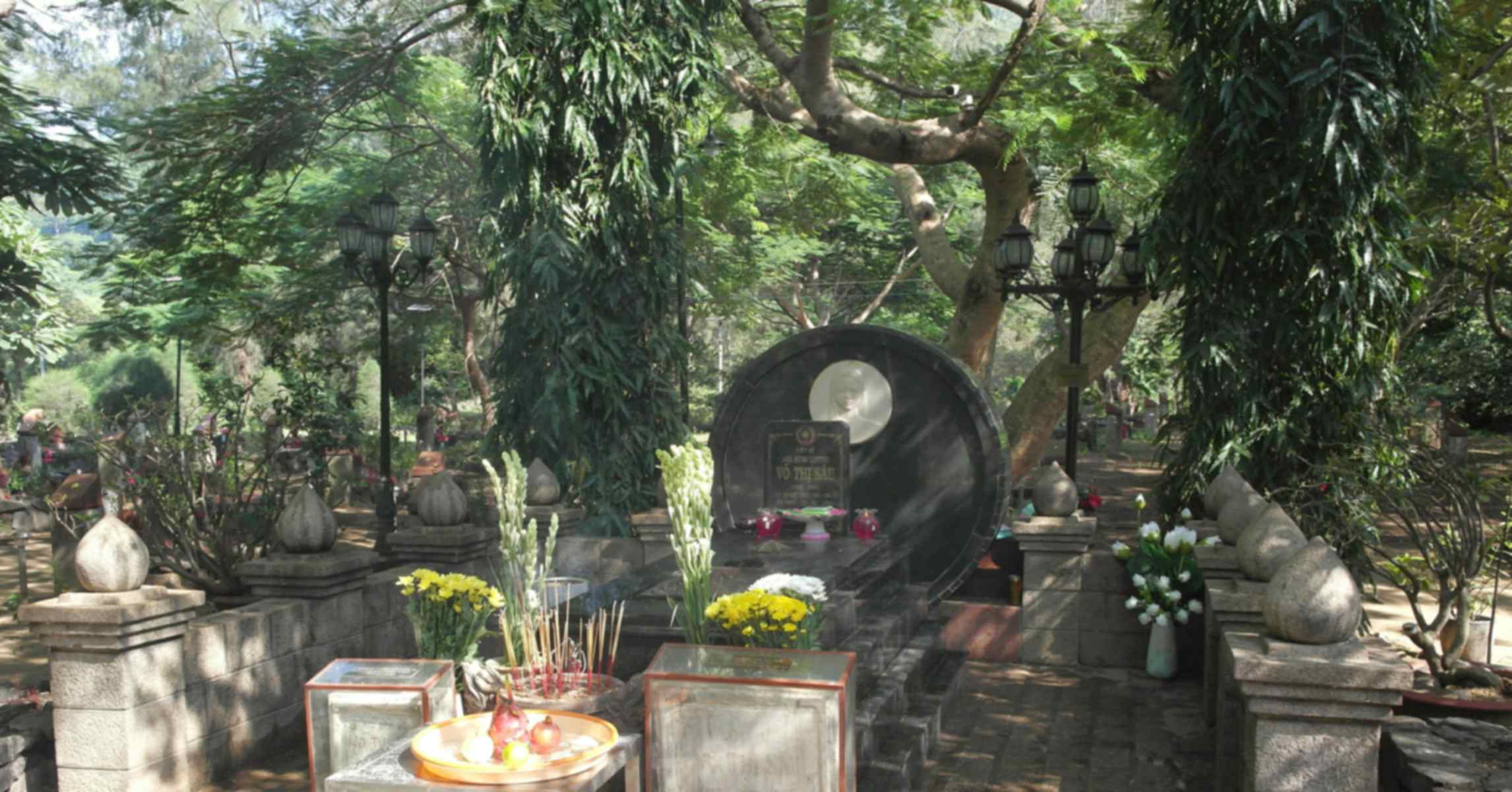 Phần mộ liệt nữ Võ Thị Sáu tại Nghĩa trang Hàng Dương, Côn Đảo, với hoa và nhang khói