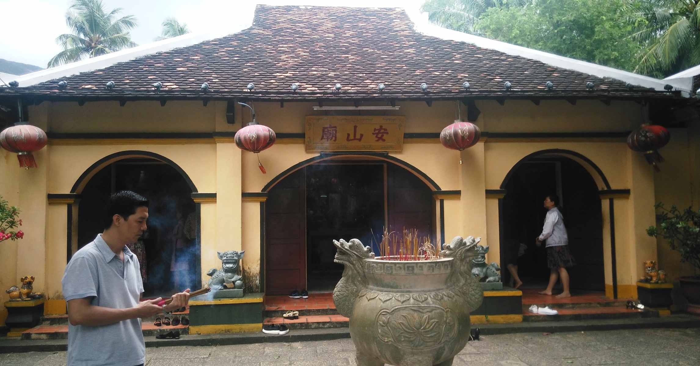Mặt tiền An Sơn Miếu ở Côn Đảo, mái ngói, lư hương lớn và biển đề chữ An Sơn Miếu