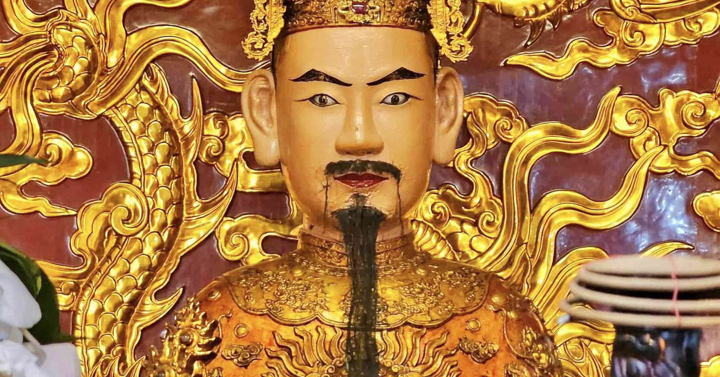 Tượng đồng thờ Trần Hưng Đạo tại đền Kiếp Bạc