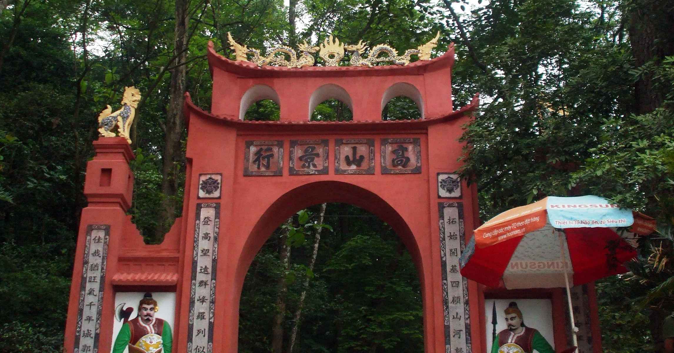 Cổng tam quan bậc thang lên núi Nghĩa Lĩnh, khu di tích Đền Hùng, Phú Thọ