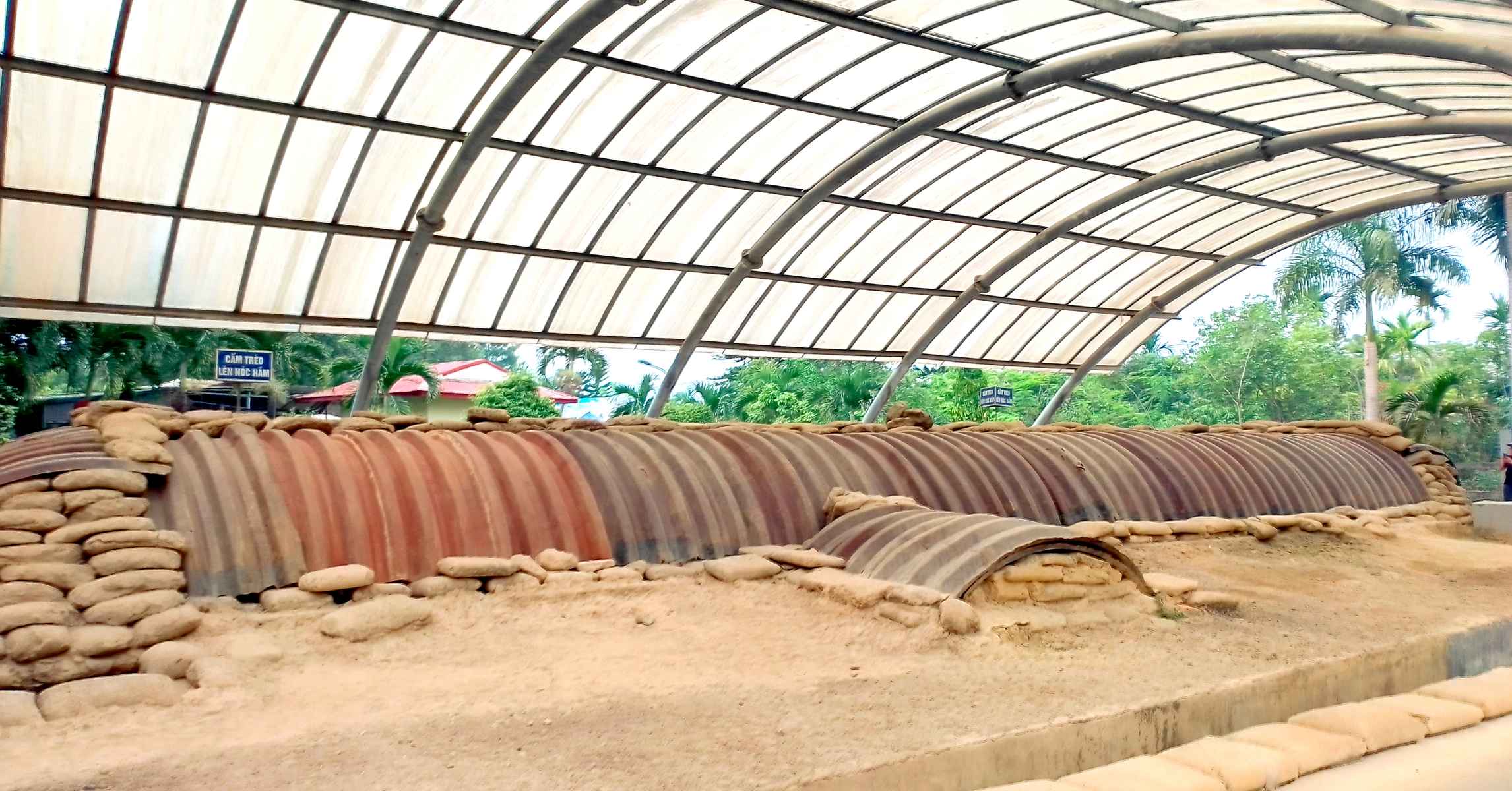 Hầm chỉ huy tướng De Castries tại Điện Biên Phủ với mái tôn cong nguyên bản và bao cát gia cố
