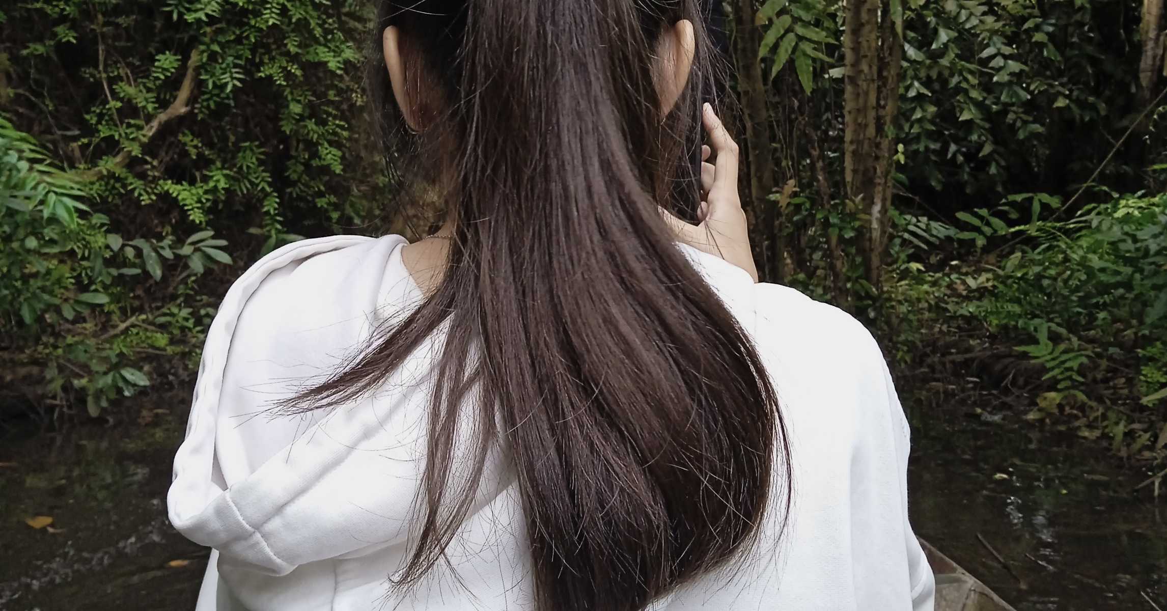 Du khách ngồi xuồng ba lá luồn qua rừng tràm ngập nước ở khu di tích Xẻo Quít, Đồng Tháp