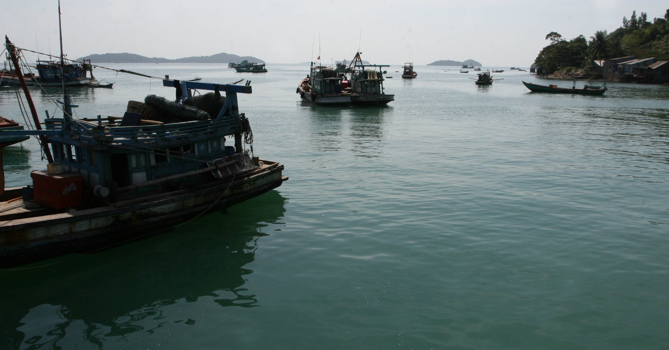 Ghe thuyền đánh cá neo tại âu thuyền quần đảo Hải Tặc (Tiên Hải), Hà Tiên, đảo nhỏ phía xa