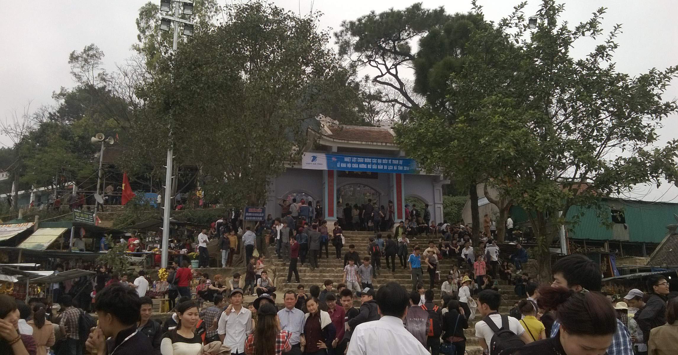 Cổng lễ hội khai hội chùa Hương Tích trên núi Hồng Lĩnh, Hà Tĩnh, đông người hành hương