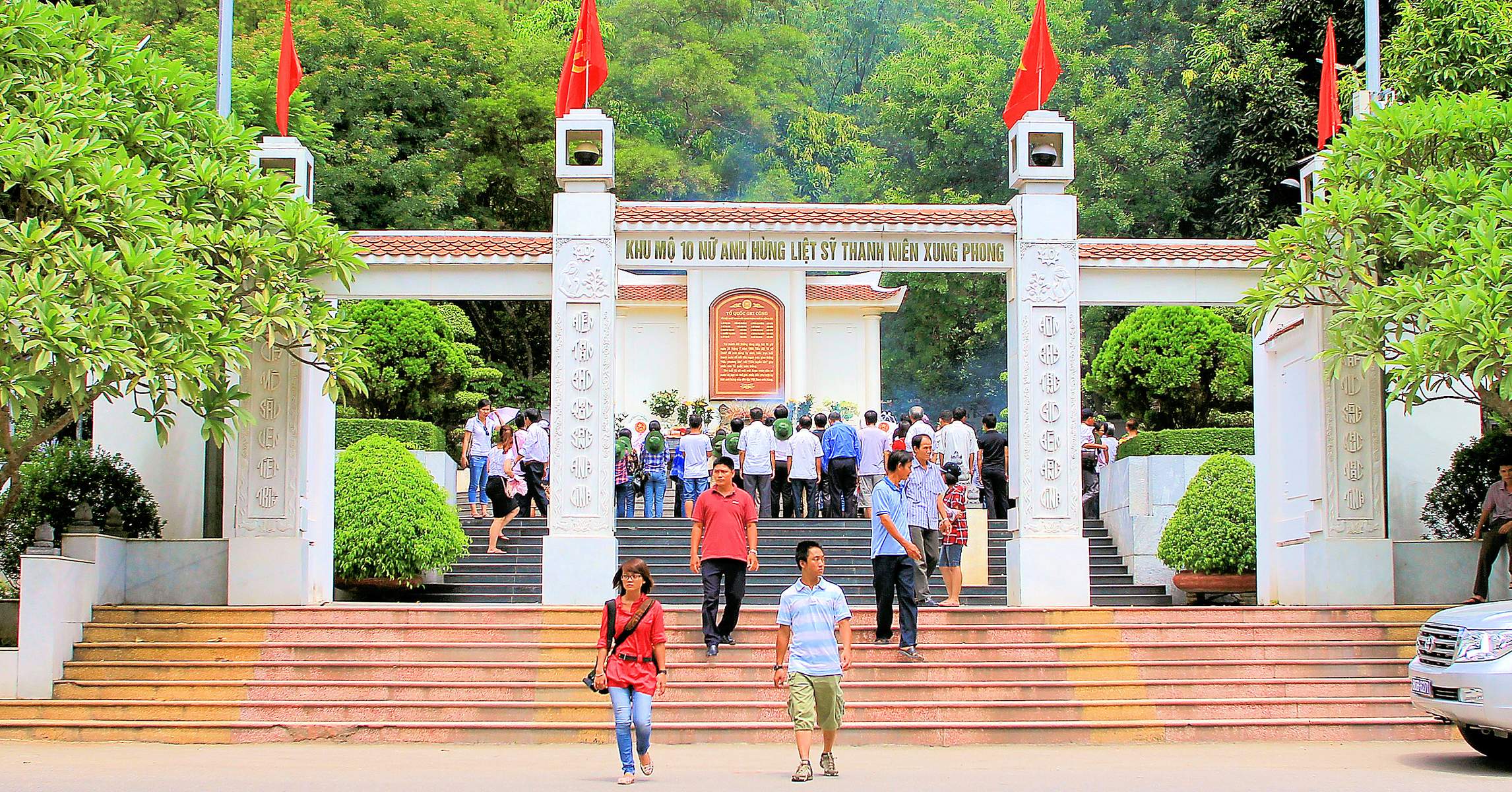 Hà Tĩnh: sáng viếng ngã ba Đồng Lộc, chiều tắm biển Thiên Cầm