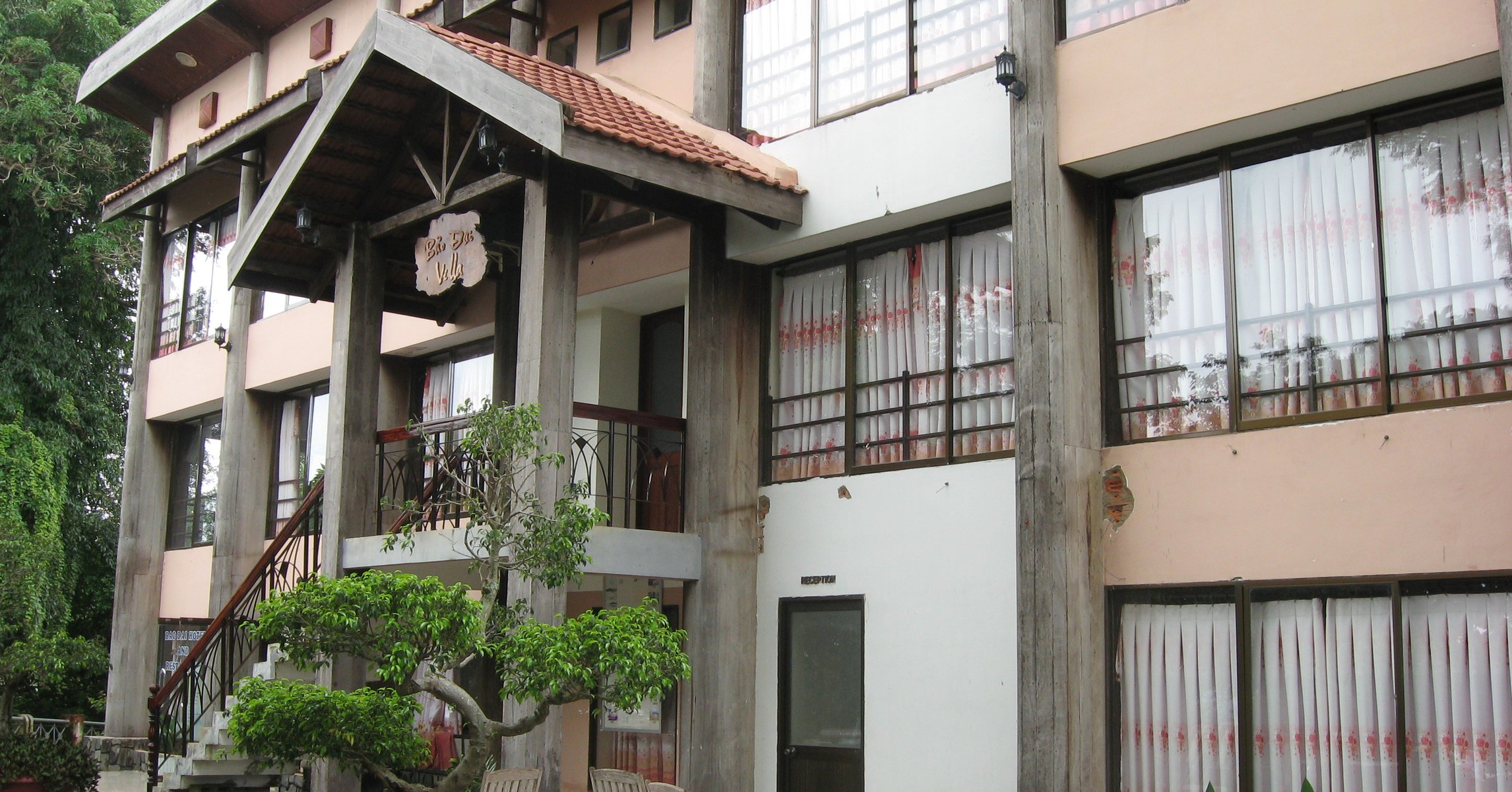 Mặt tiền biệt thự Bảo Đại kiến trúc Pháp cổ hai tầng, hiên gỗ nhìn ra sân, gần hồ Lắk