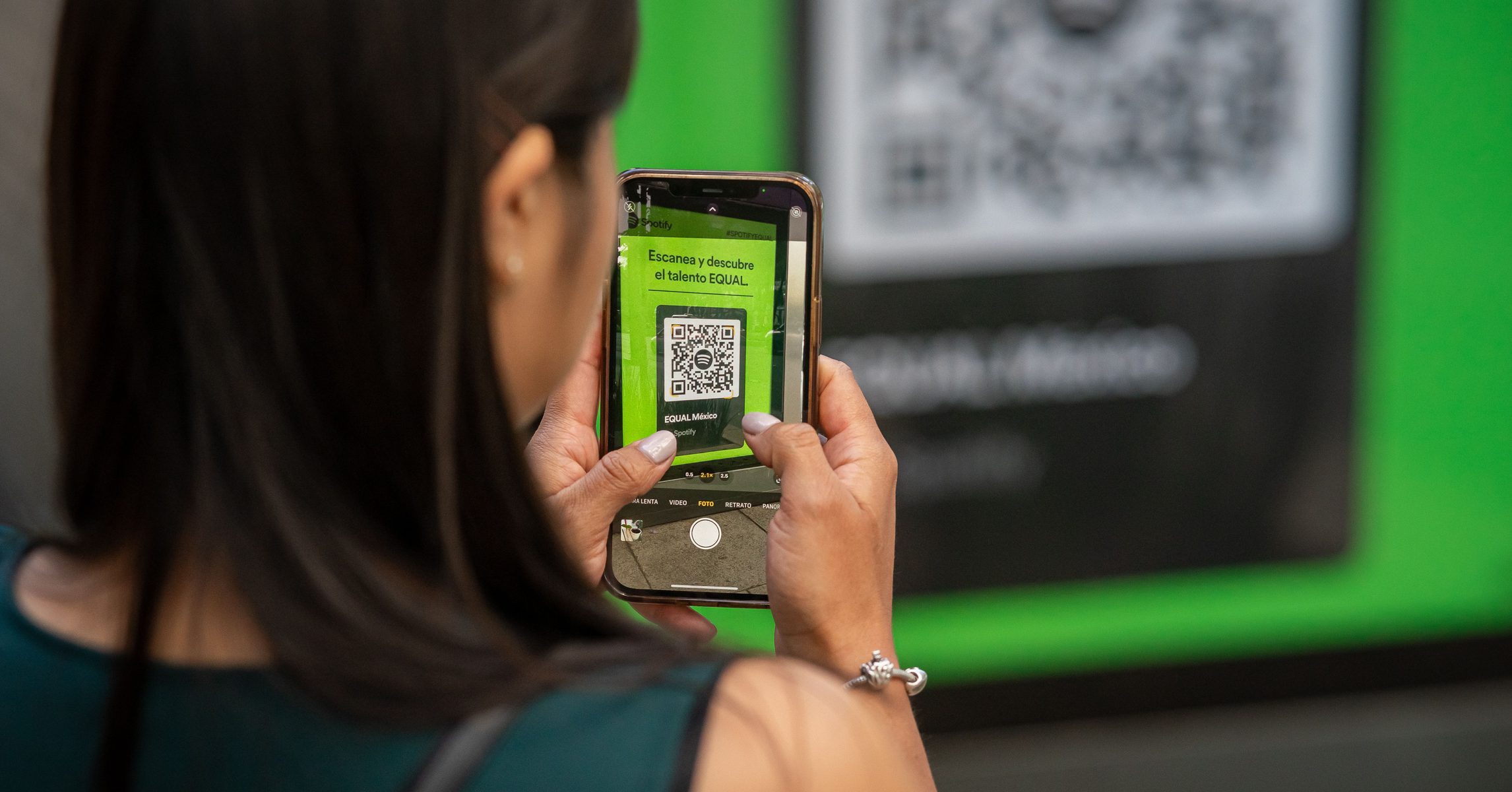 Người dùng quét mã QR bằng điện thoại