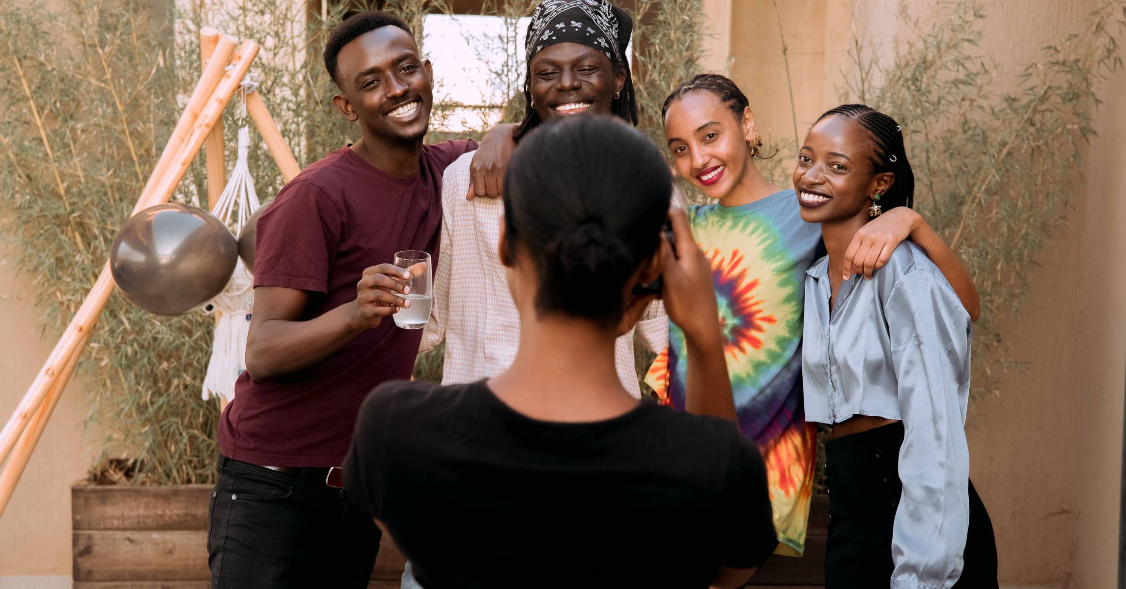 Nhóm bạn tạo dáng chụp ảnh cùng nhau