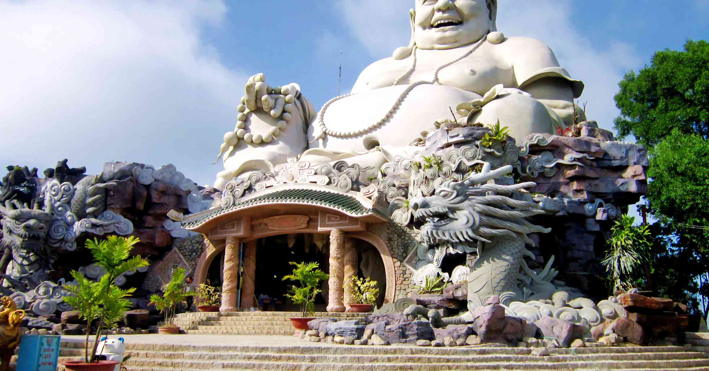 Tượng Phật Di Lặc khổng lồ màu trắng trên đỉnh Núi Cấm, An Giang