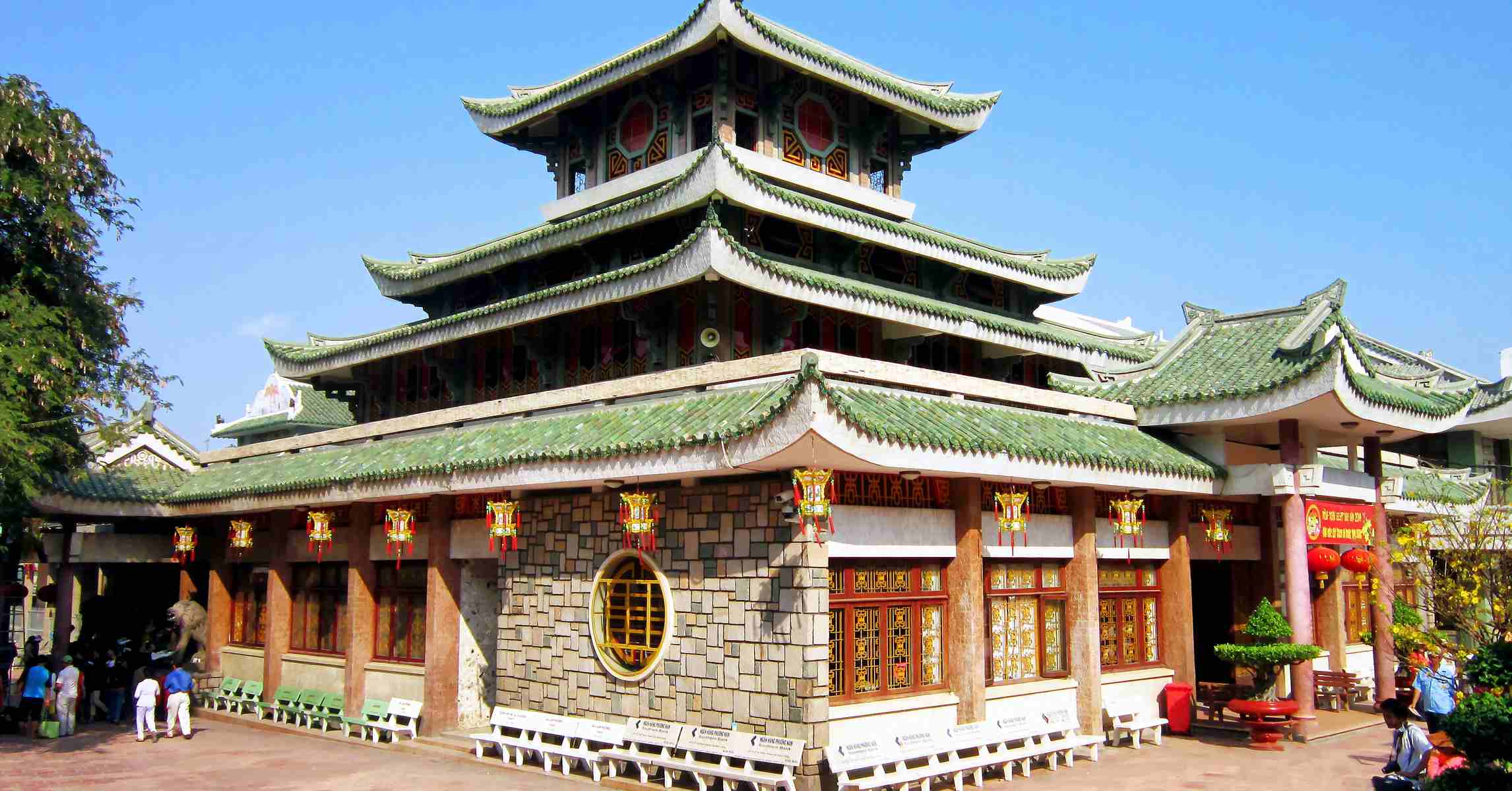 Miếu Bà Chúa Xứ núi Sam ở Châu Đốc, An Giang với mái ngói xanh cổ kính