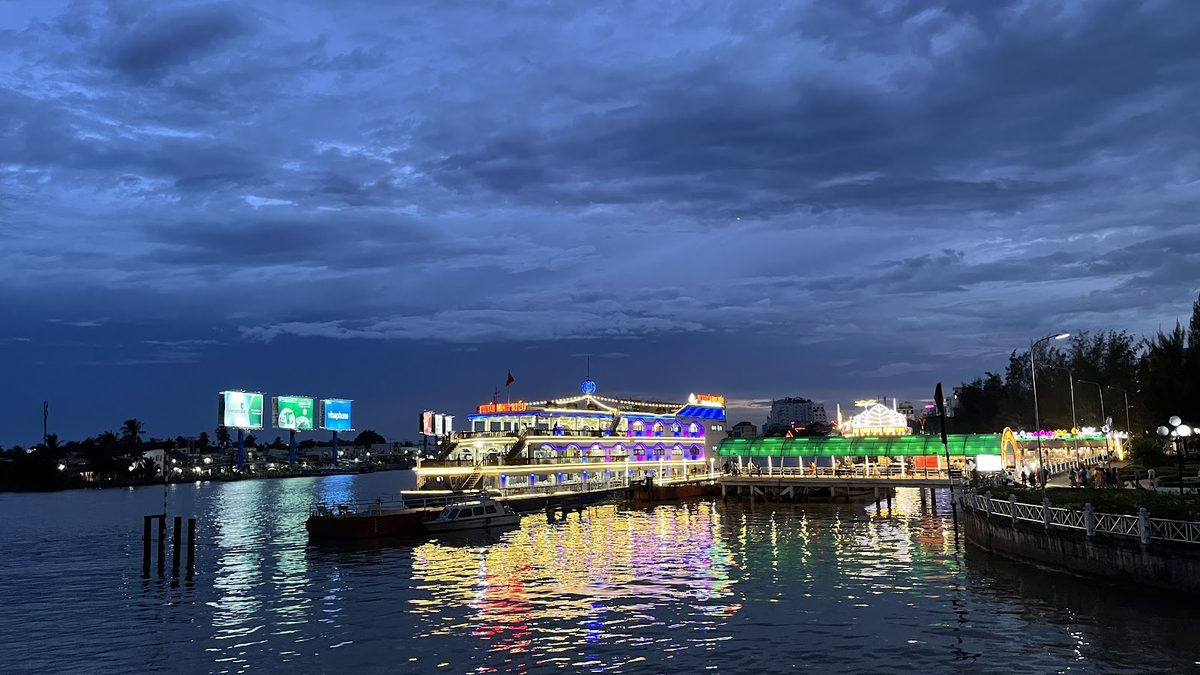 Bến Ninh Kiều Cần Thơ lúc hoàng hôn, du thuyền nhà hàng nổi sáng đèn phản chiếu trên sông Hậu
