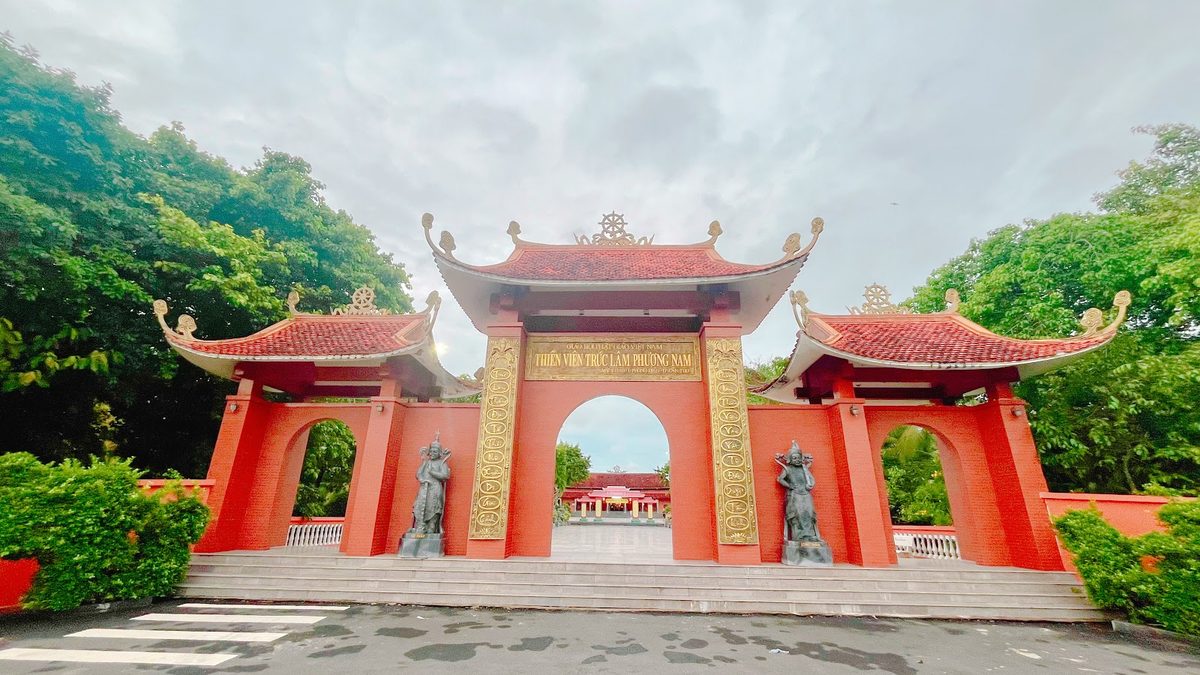 Cổng tam quan đỏ của Thiền viện Trúc Lâm Phương Nam ở Phong Điền, Cần Thơ