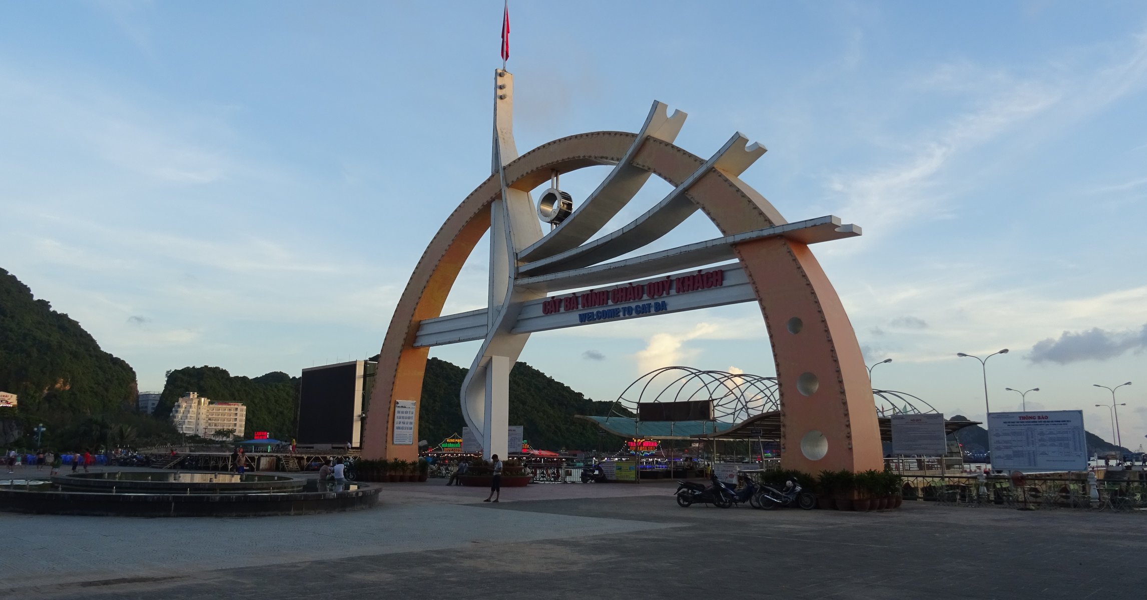Cổng chào và quảng trường thị trấn Cát Bà bên bến tàu