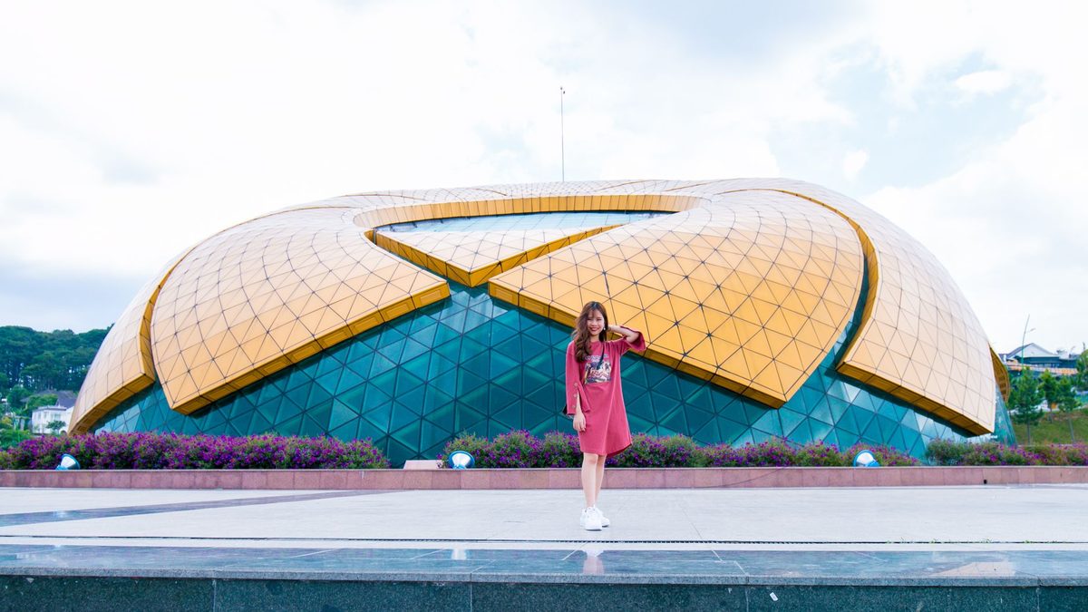 Quảng trường Lâm Viên với công trình bông atiso biểu tượng của Đà Lạt
