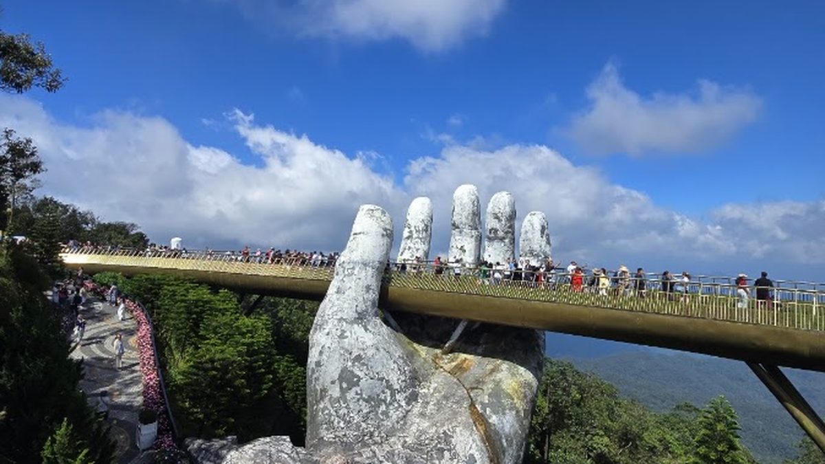 Cầu Vàng Bà Nà Hills Đà Nẵng với đôi bàn tay đá nâng cầu giữa trời xanh