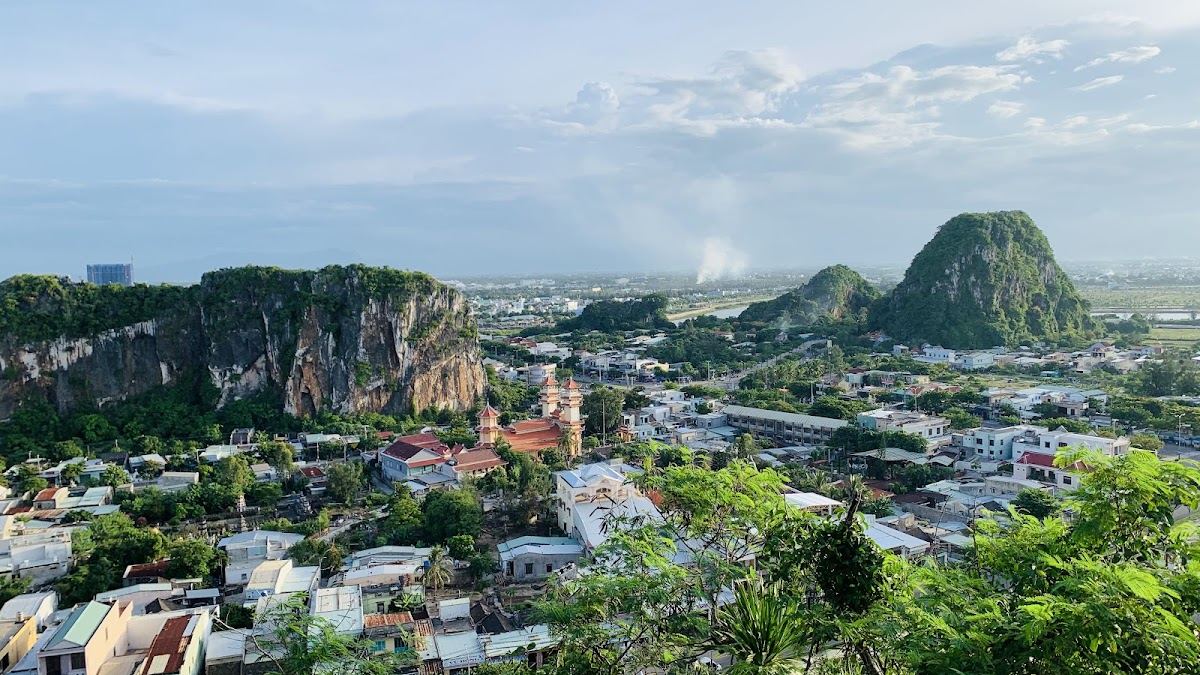 Toàn cảnh Ngũ Hành Sơn Đà Nẵng nhìn từ trên cao với những ngọn núi đá và phố xá