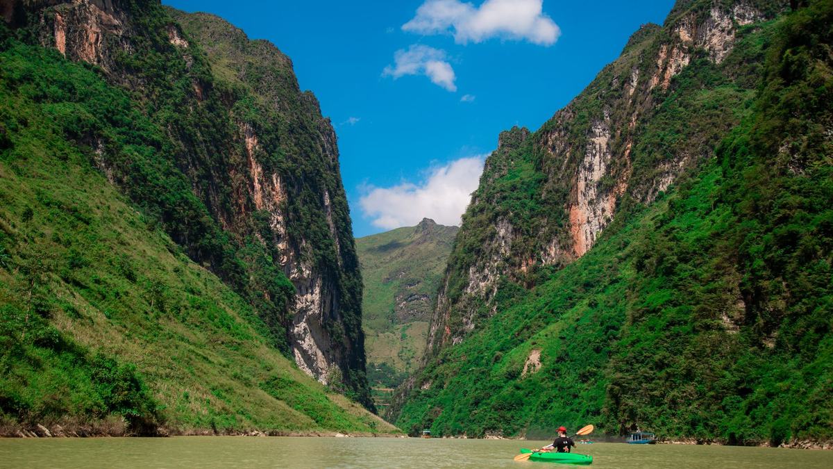 Sông Nho Quế xanh ngọc dưới chân đèo Mã Pí Lèng, Hà Giang