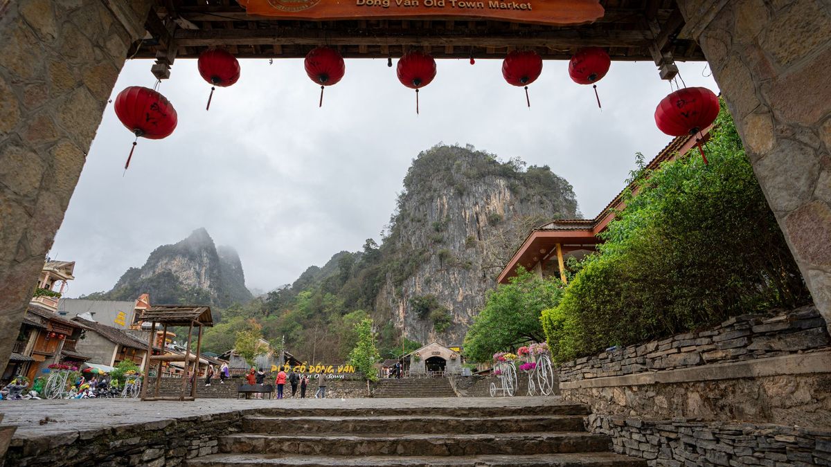 Phố cổ Đồng Văn với đèn lồng đỏ và núi đá vôi, Hà Giang