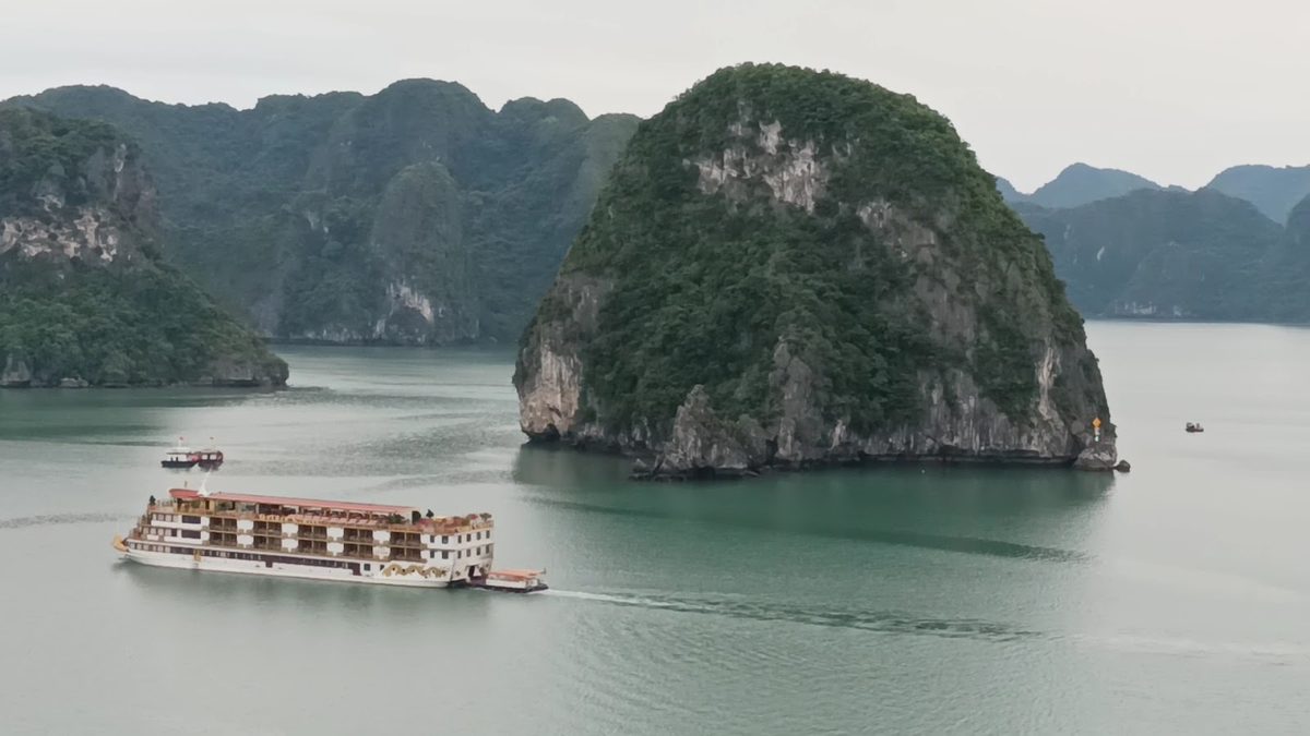 Du thuyền ngủ đêm neo giữa Vịnh Hạ Long bên khối núi đá vôi lớn, Quảng Ninh