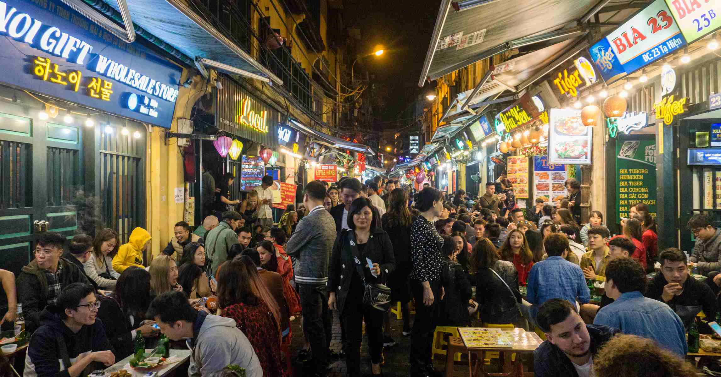 Phố Tạ Hiện về đêm trong khu phố cổ Hà Nội