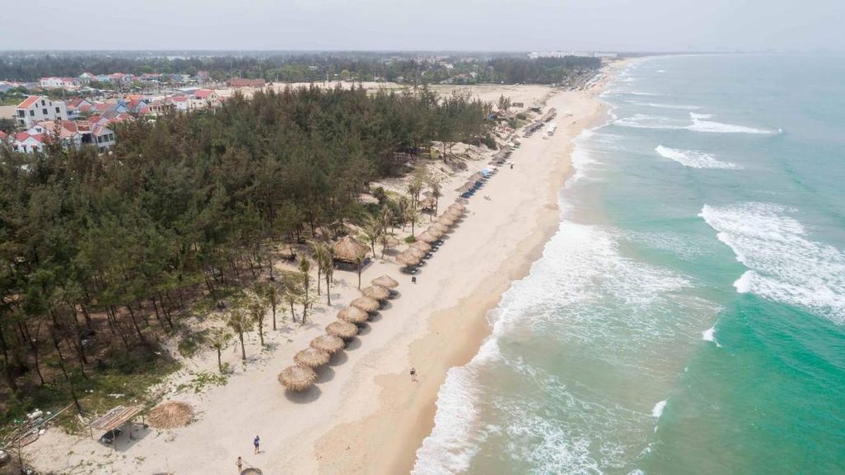 Bãi biển An Bàng Hội An với bờ cát trắng, hàng phi lao và sóng xanh ngọc