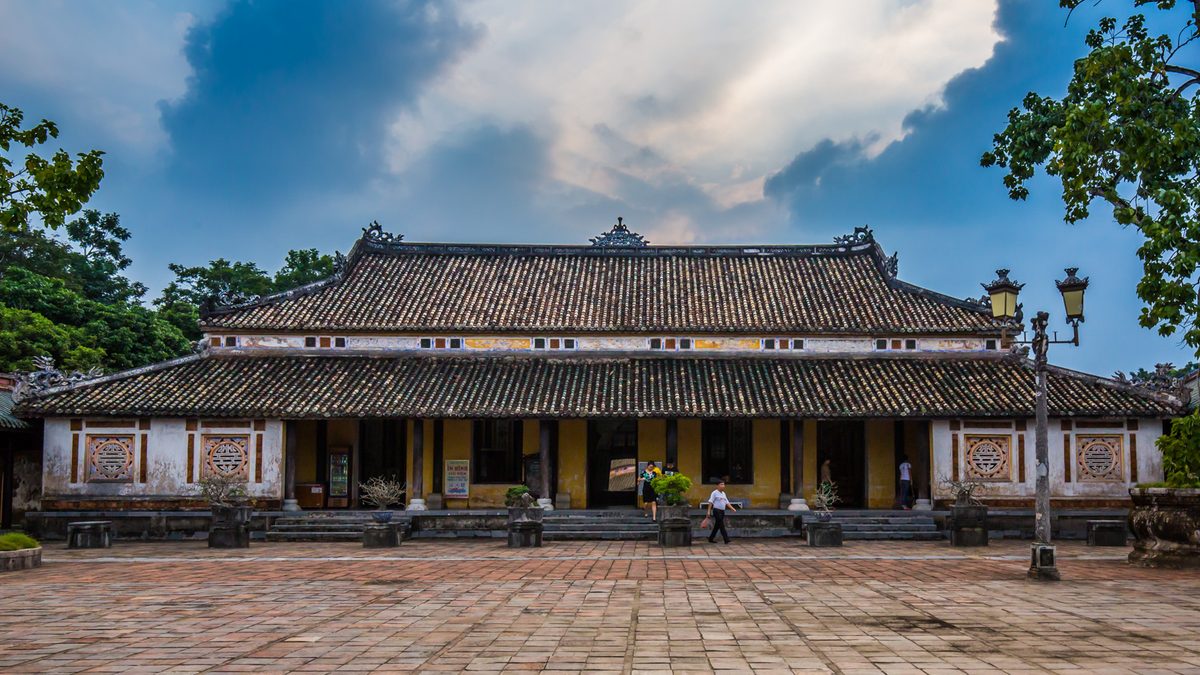 Điện cổ trong Kinh thành Huế, mái ngói cong và sân gạch rộng