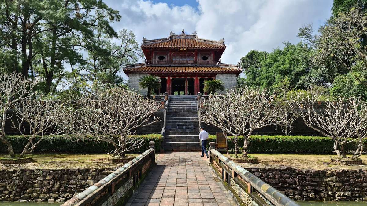Lối vào lăng Minh Mạng ở Huế với đường gạch dẫn tới Minh Lâu