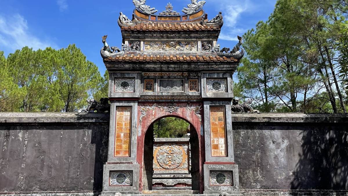 Cổng lăng Tự Đức ở Huế với mái ngói rêu phong dưới trời xanh