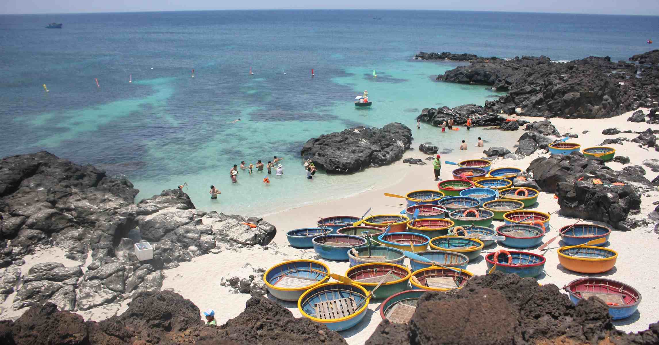 Bãi tắm nước trong xanh ở Đảo Bé An Bình, Lý Sơn