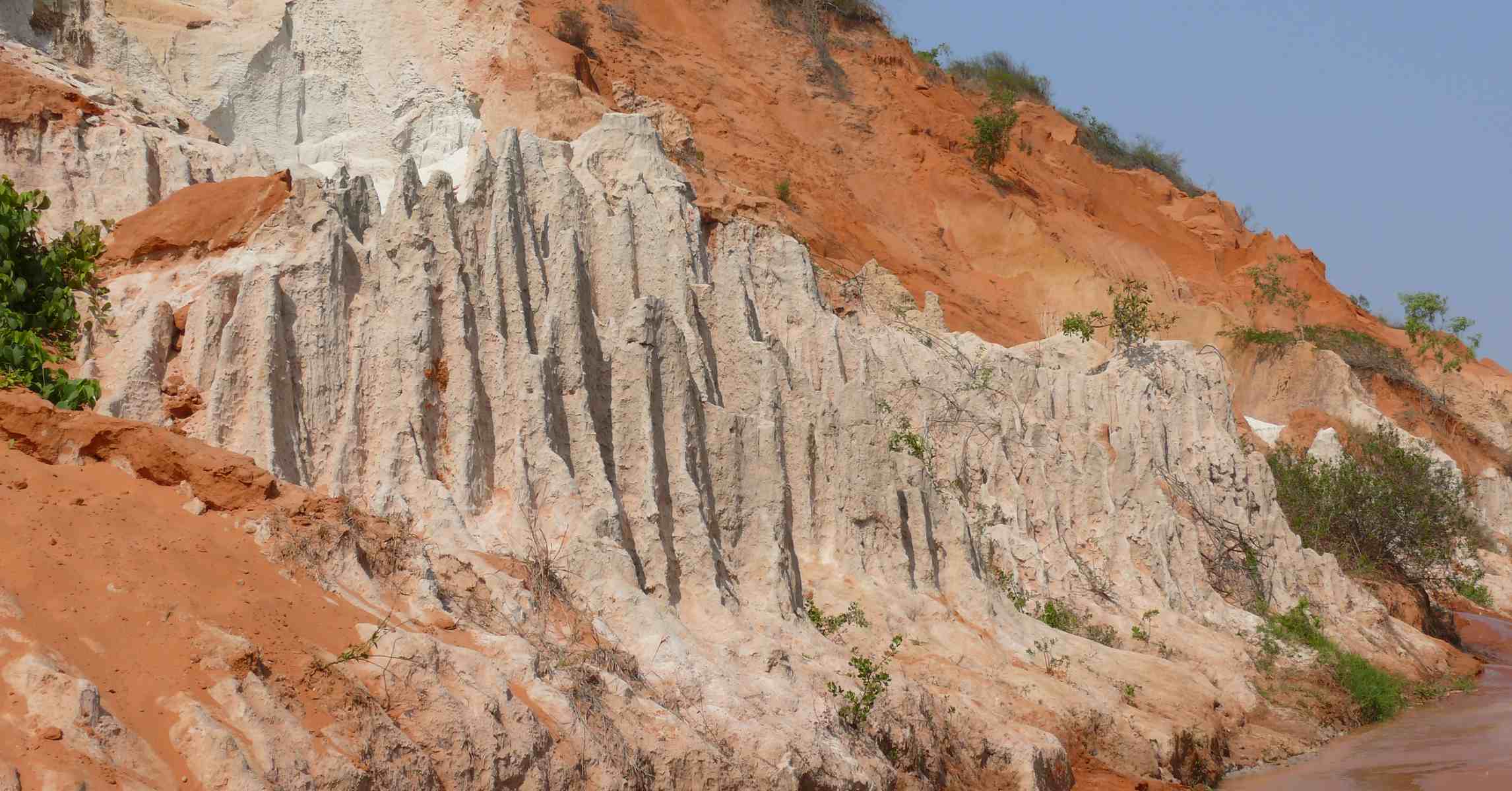 Suối Tiên Mũi Né chảy giữa vách cát đỏ và trắng đặc trưng
