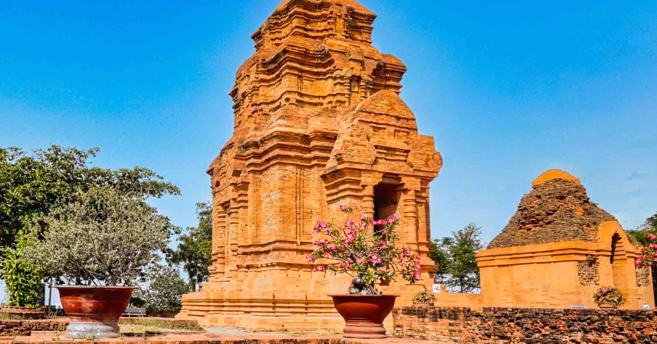 Tháp Chăm Po Sah Inu bằng gạch đỏ ở Phan Thiết dưới trời xanh