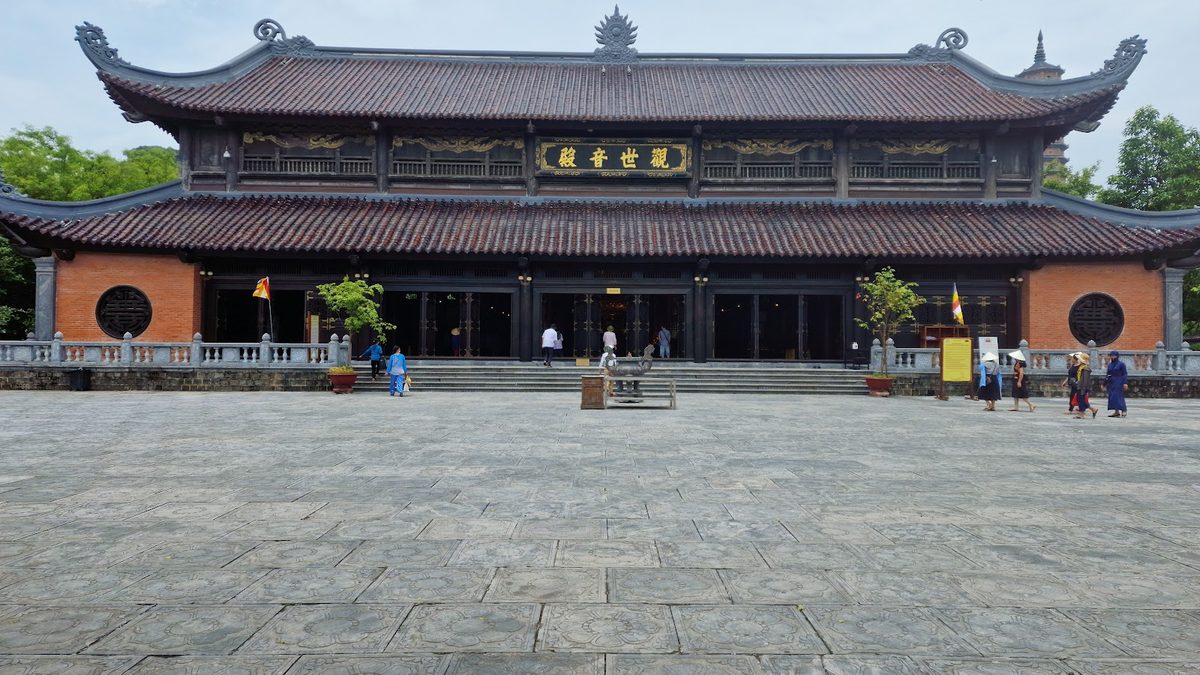 Điện thờ mái cong truyền thống trong khuôn viên quần thể chùa Bái Đính, Ninh Bình