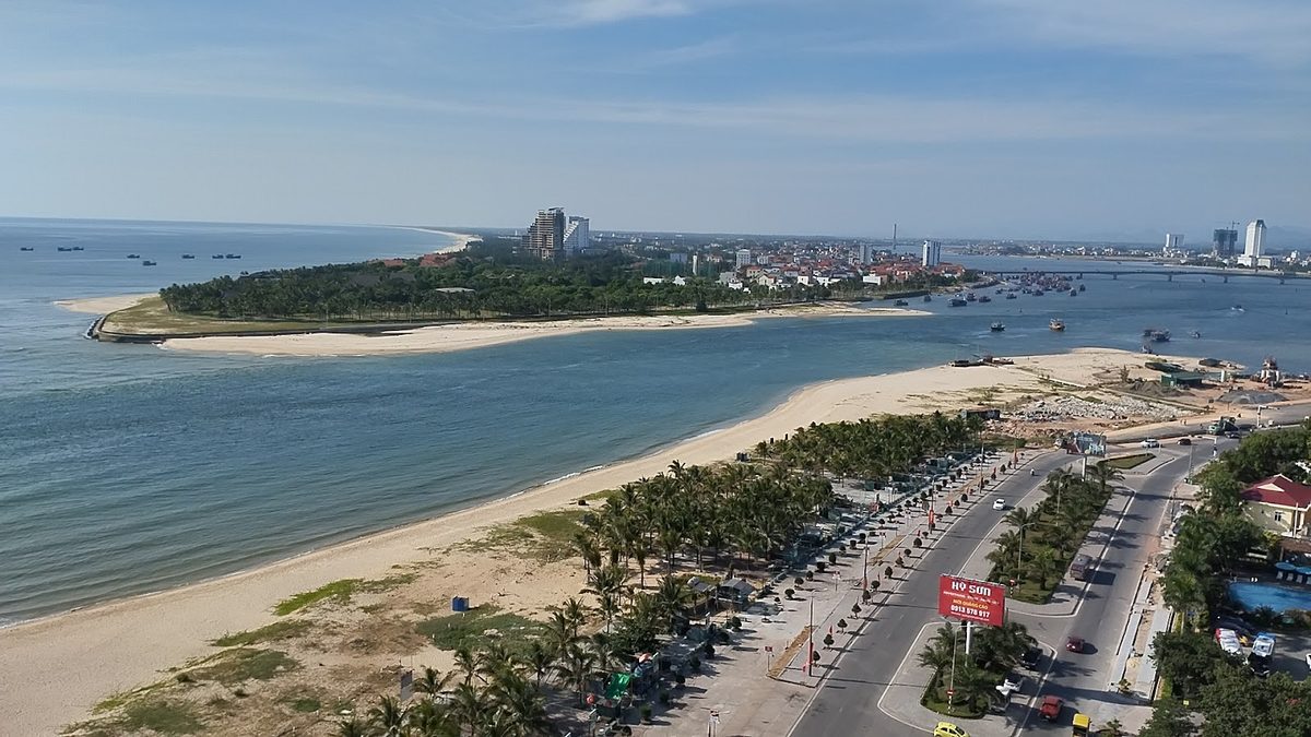 Bãi biển và cửa sông Nhật Lệ nhìn từ trên cao, thành phố Đồng Hới, Quảng Bình