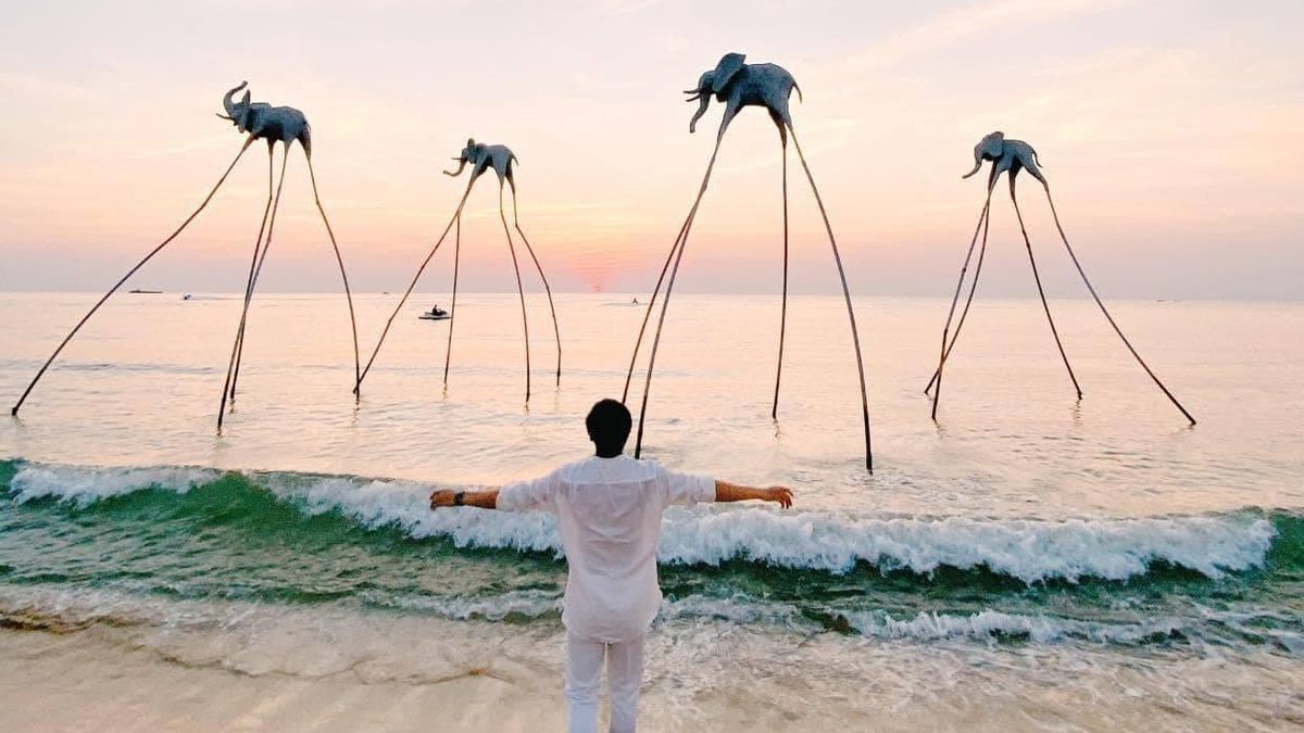 Cụm tượng voi tre biểu tượng bãi Sunset Sanato Phú Quốc in bóng trên nền hoàng hôn