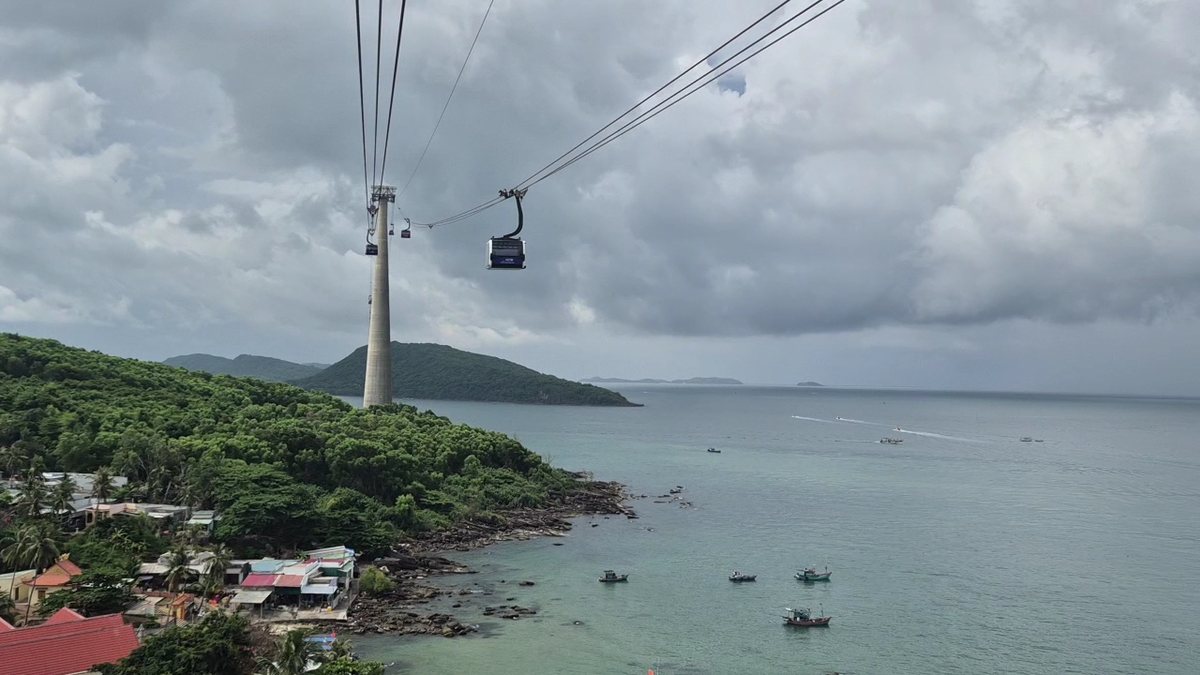 Cáp treo Hòn Thơm vượt biển với cabin treo trên dây, biển và thuyền cá phía dưới