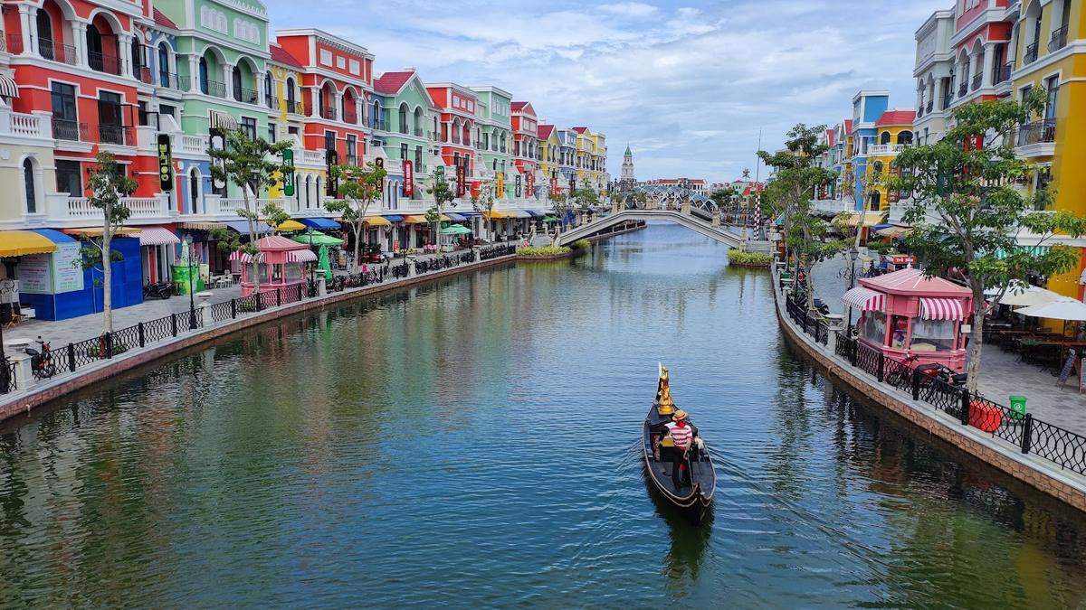 Kênh nước Grand World Phú Quốc với thuyền gondola và dãy nhà màu sắc kiểu Venice