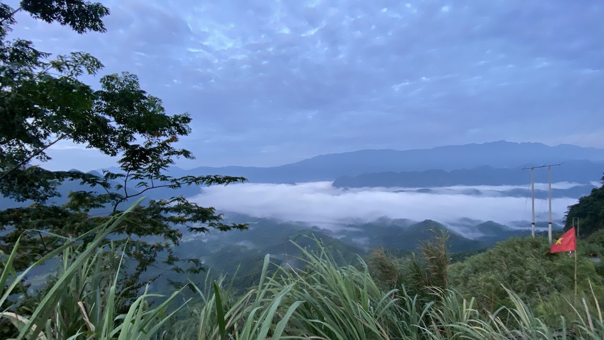 Biển mây trắng phủ kín thung lũng Pù Luông lúc bình minh nhìn từ điểm săn mây