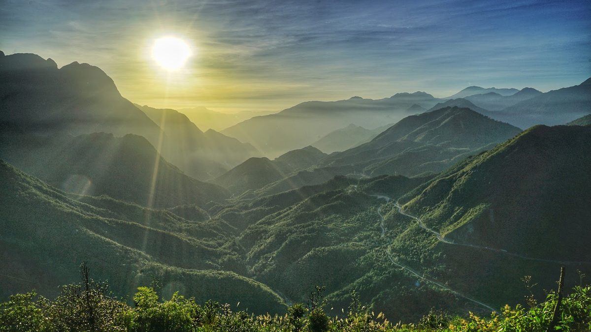 Bình minh và biển mây phủ thung lũng nhìn từ đèo Ô Quy Hồ