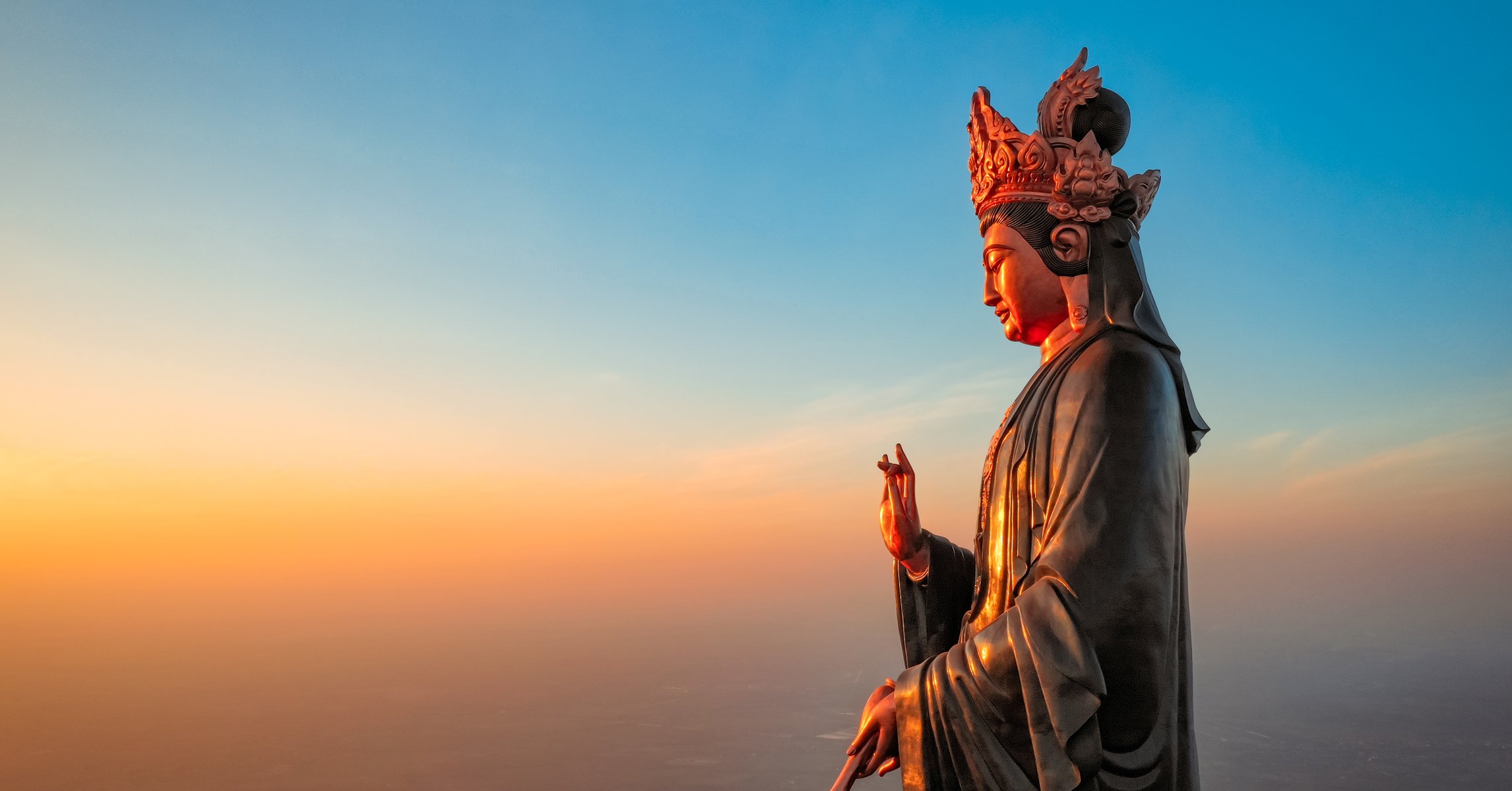 Tượng Phật Bà Tây Bổ Đà Sơn trên đỉnh núi Bà Đen lúc hoàng hôn