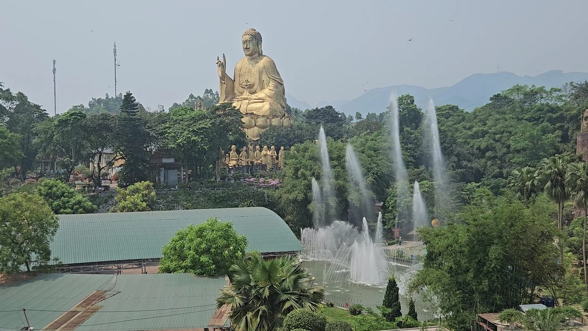 Tượng Phật và đài phun nước tại khu du lịch Hồ Núi Cốc, Thái Nguyên