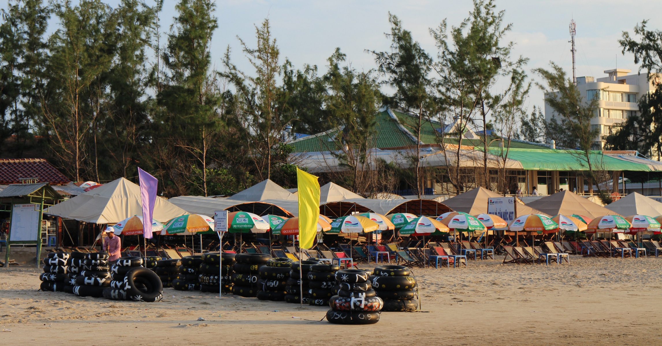 Bãi Sau Vũng Tàu với hàng dù và phao bơi cho thuê trên bãi cát