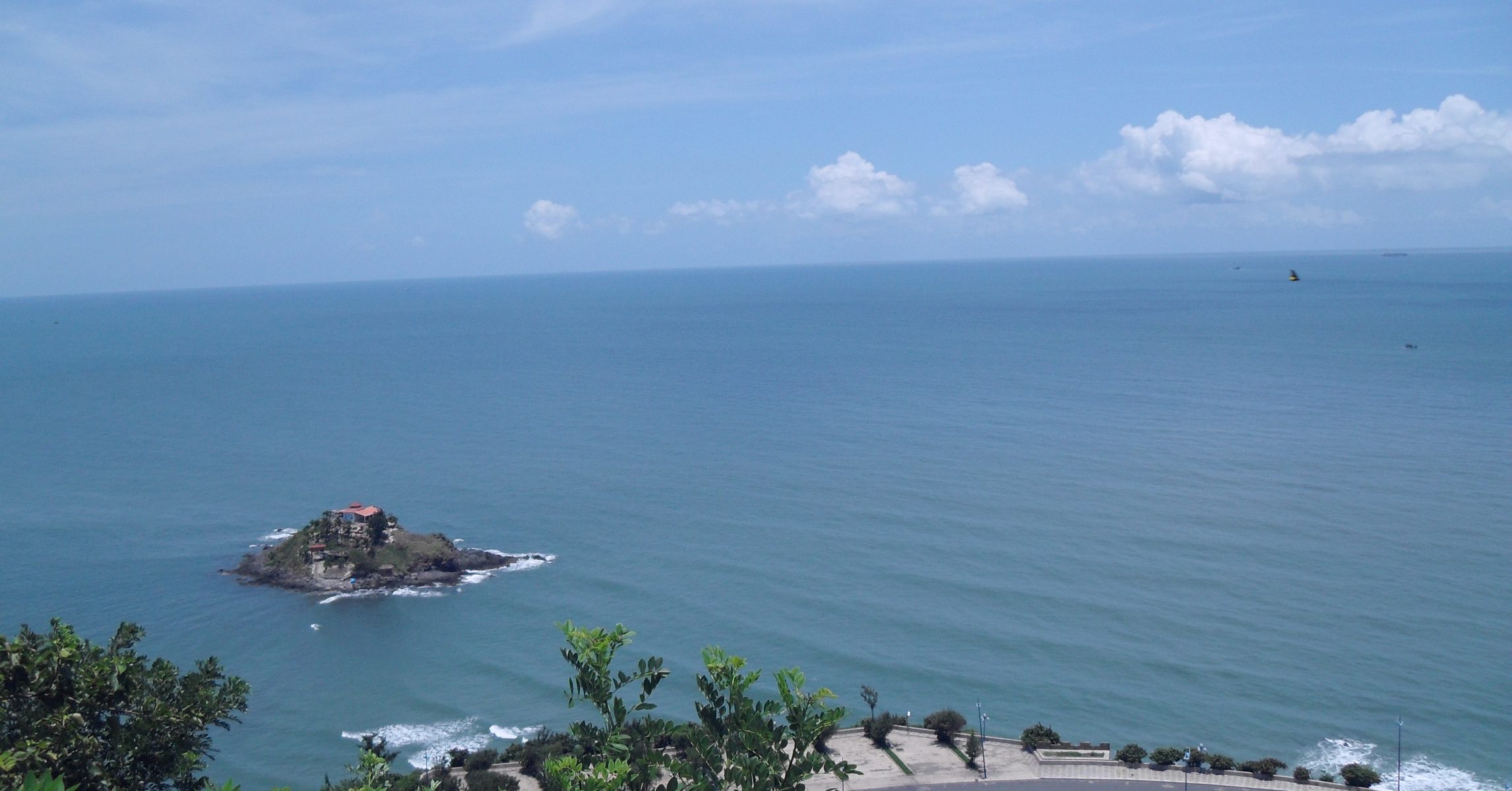 Đảo Hòn Bà với ngôi miếu cổ giữa biển xanh, nhìn từ đường ven biển