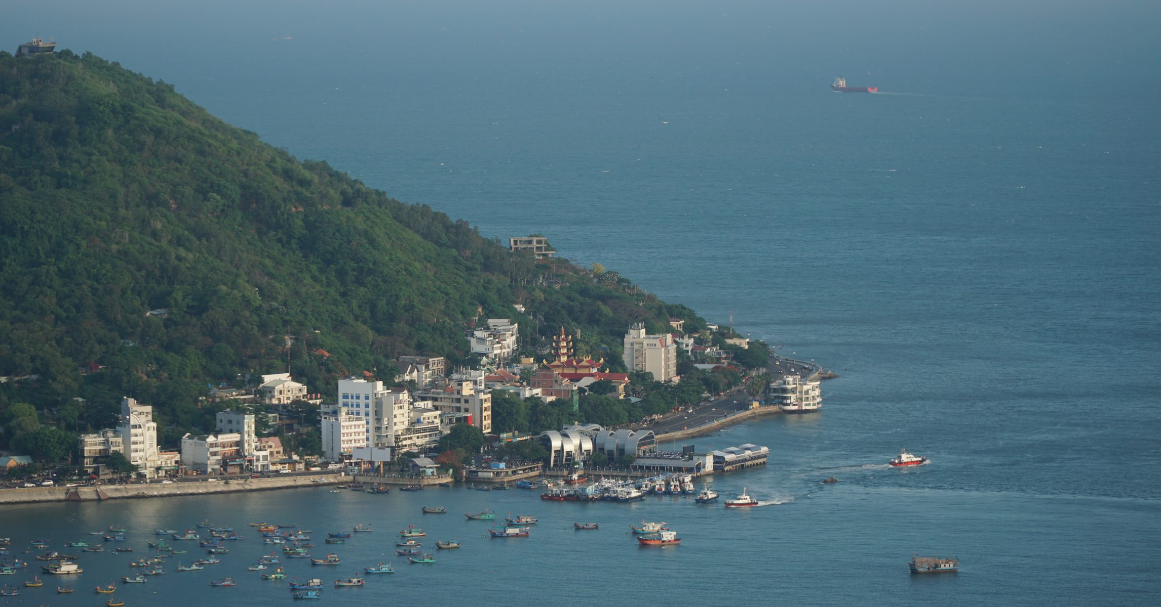 Vũng Tàu cuối tuần: Bãi Sau, tượng Chúa Kitô và Hòn Bà triều rút