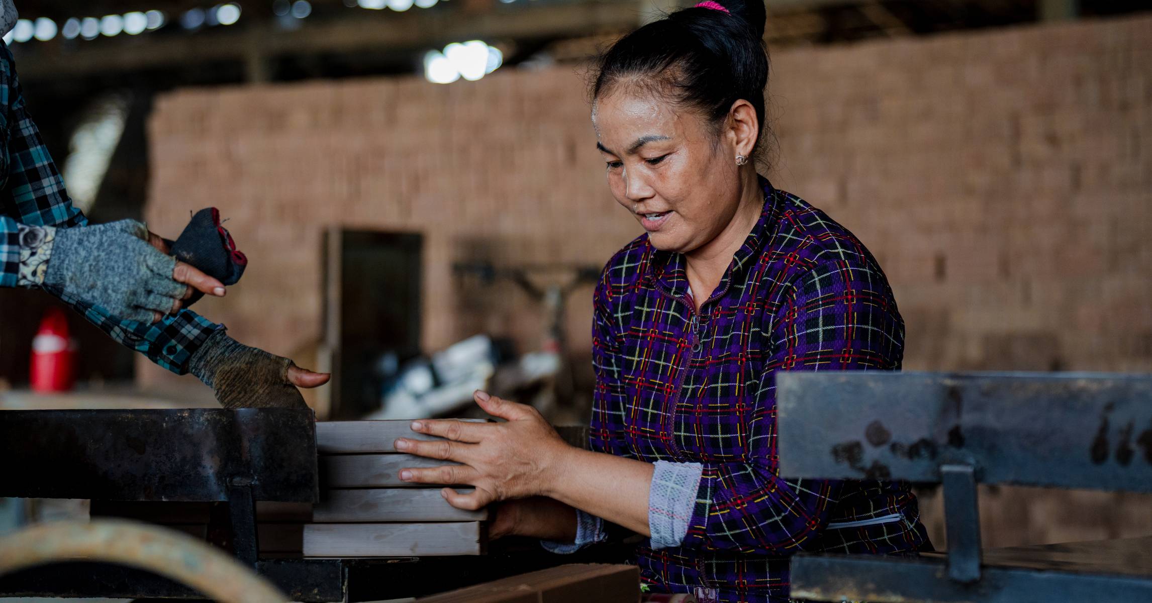 Người thợ đóng gạch thủ công trong xưởng gạch ở Mang Thít, Vĩnh Long