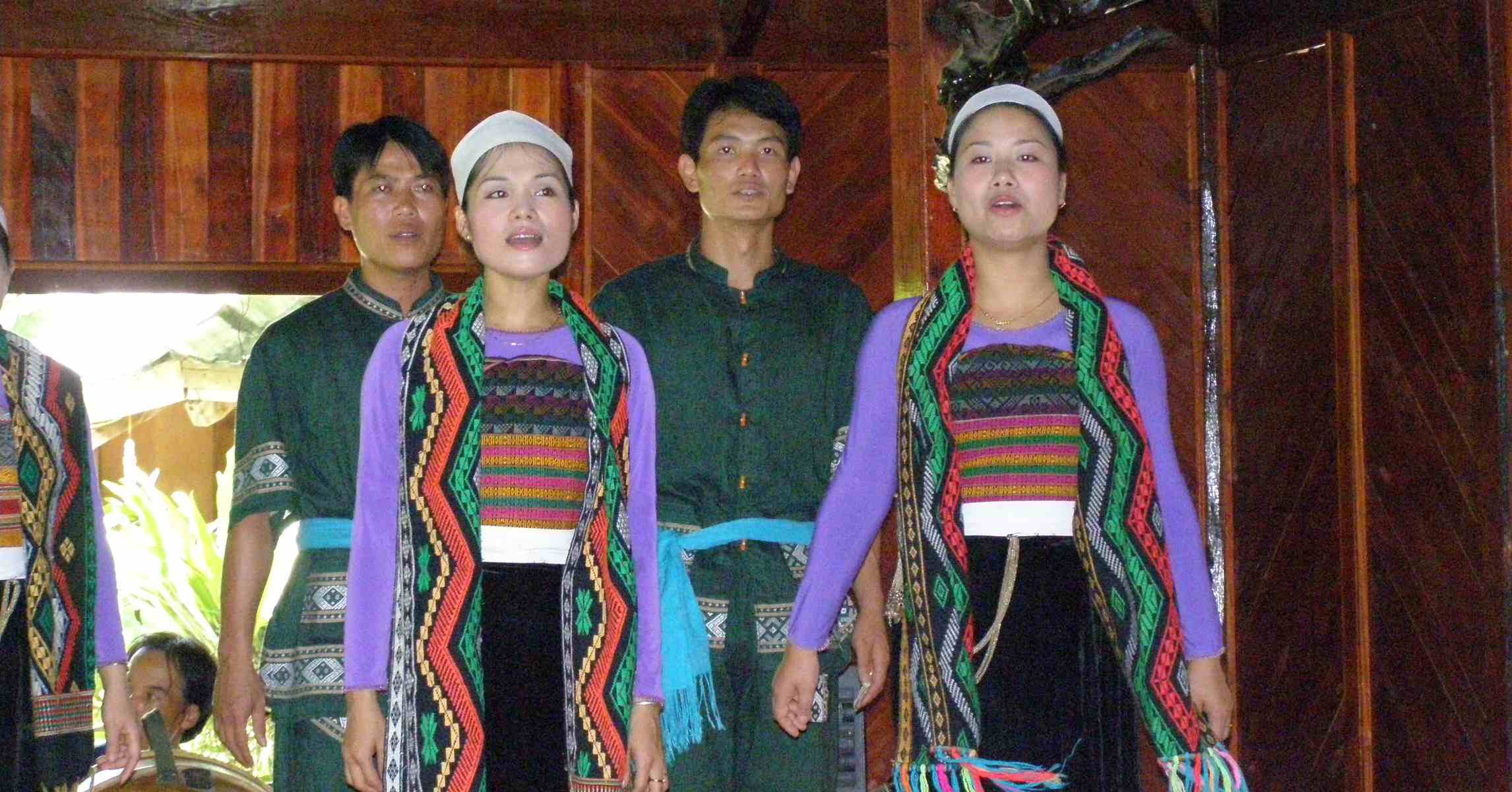 Đội văn nghệ mặc trang phục dân tộc Thái biểu diễn trong nhà sàn ở Mai Châu