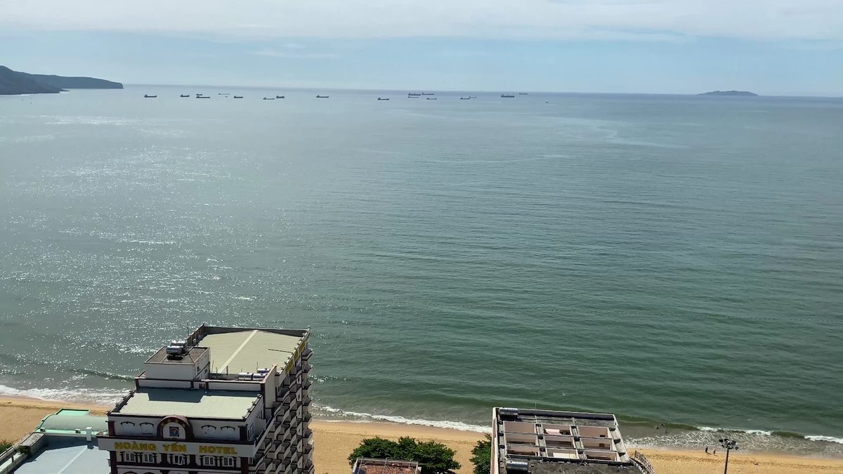 Bờ biển trung tâm thành phố Quy Nhơn với dãy khách sạn và vịnh biển