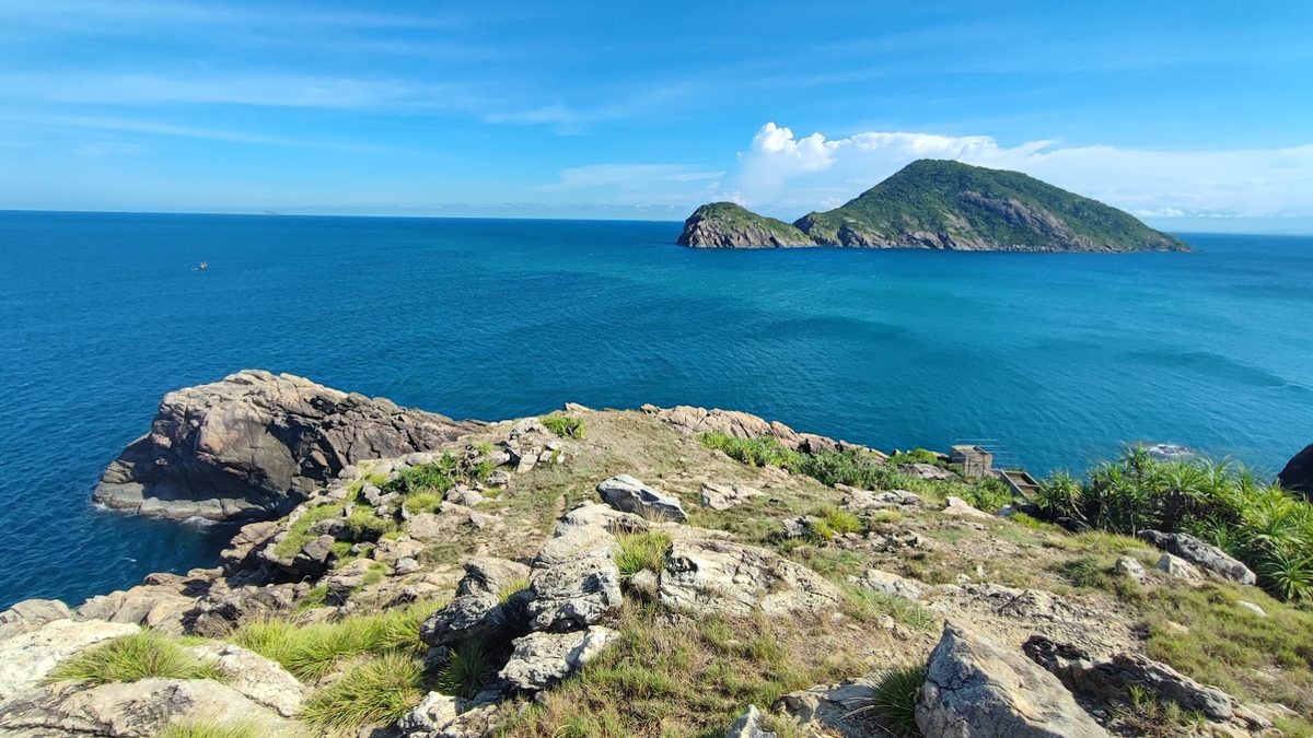 Vách đá Eo Gió nhìn ra biển xanh và hòn đảo ngoài khơi Quy Nhơn